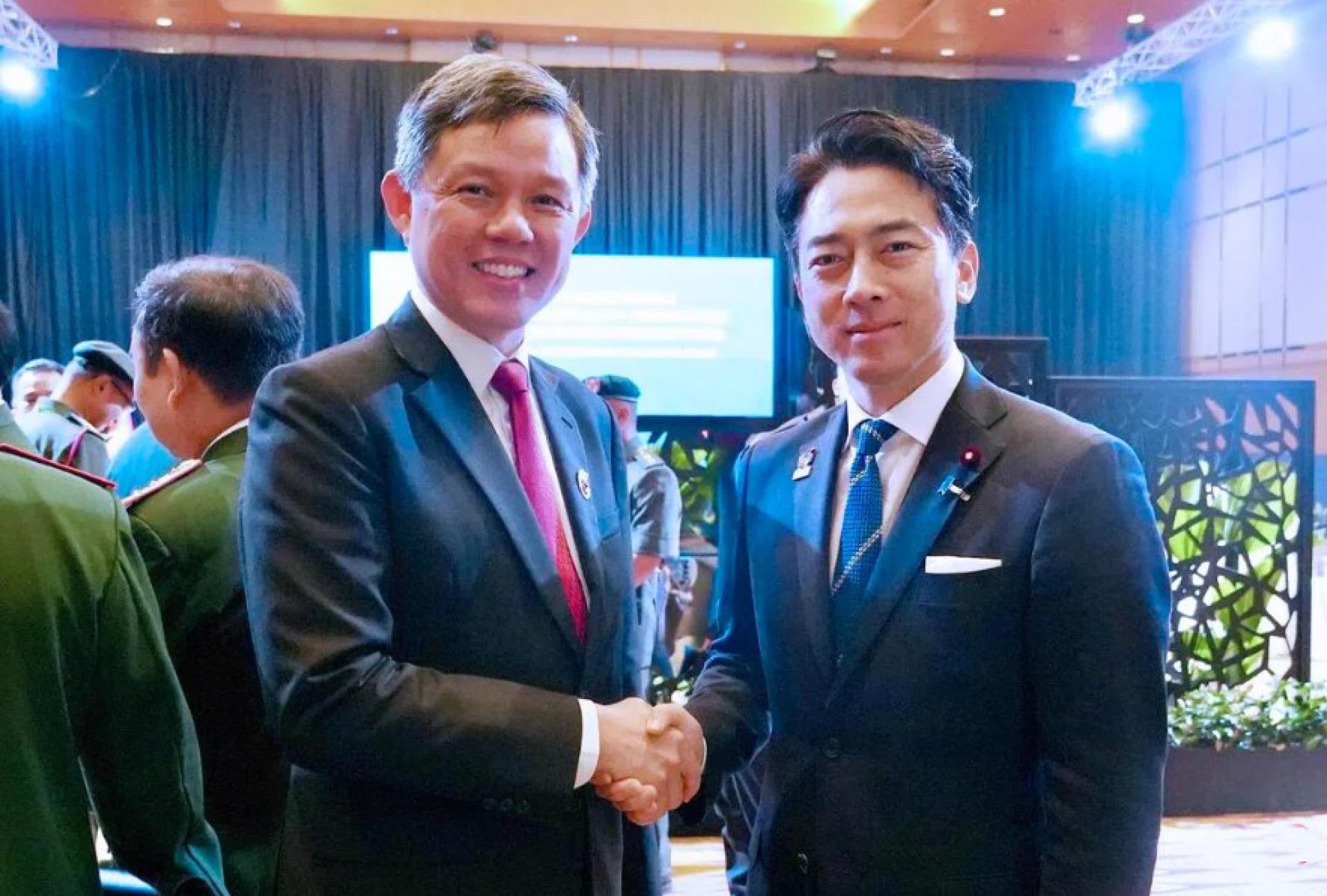 新加坡公共服务统筹部长兼国防部长陈振声（左），在马来西亚首都吉隆坡出席第12届亚细安防长扩大会议时，在场边同日本防长小泉进次郎会面。