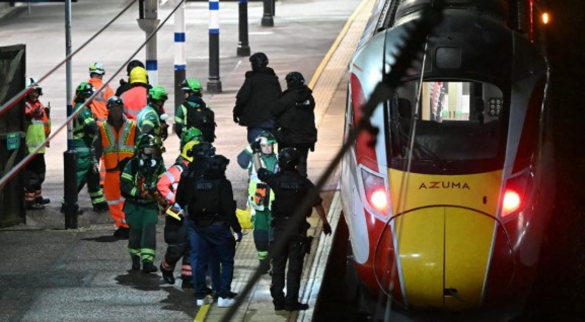 大批救护人员和警员赶到亨廷登火车站。