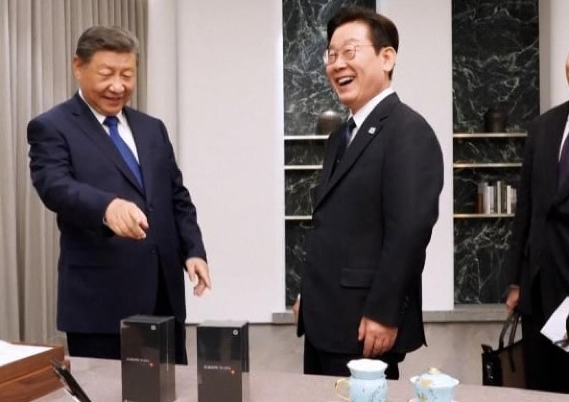 李在明开玩笑问习近平小米手机通讯保安如何，习近平则回答“你看看有没有后门”，2人及在场人士大笑。