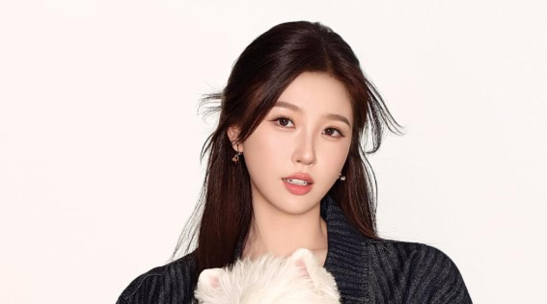 虞书欣成为宠物用品店全球代言人。