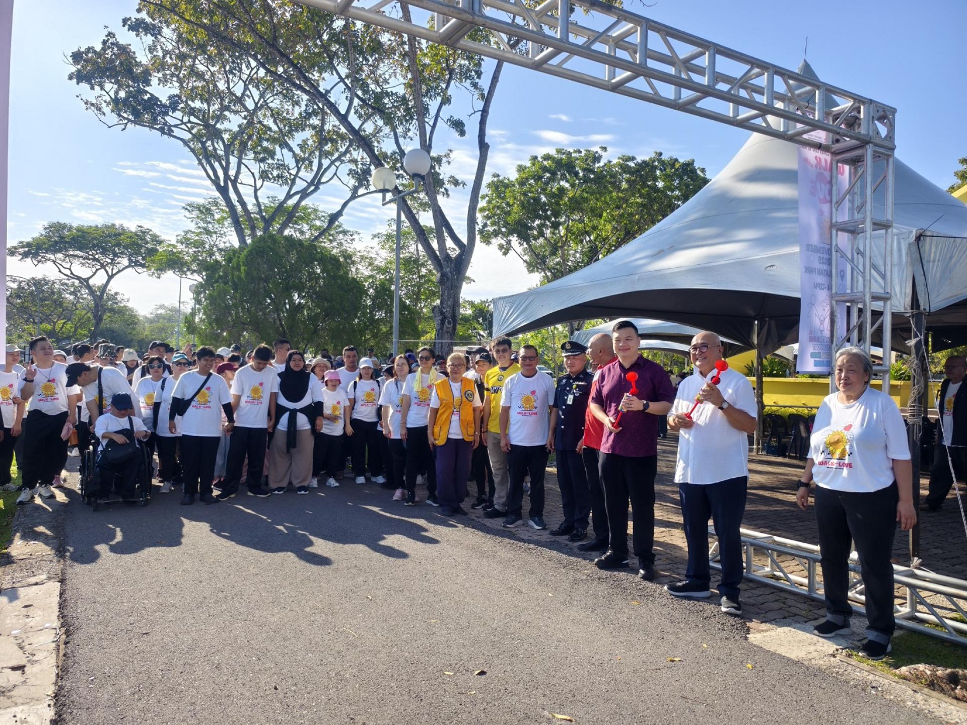 美里向日葵中心“以爱同行”义跑鸣笛开幕仪式。右起为筹备会主席许美芳、美里市长俞小珊、美里国会议员赵俊文等嘉宾。