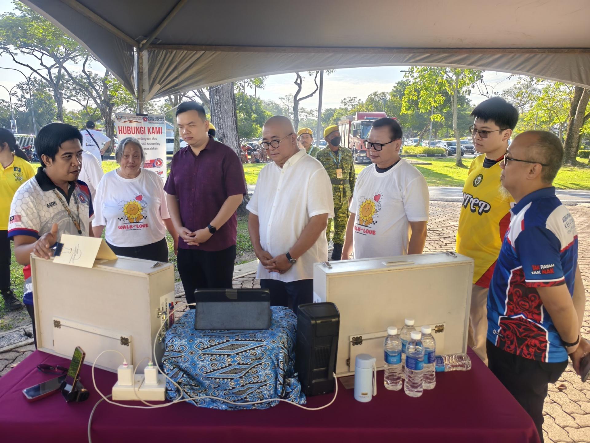 左2起为筹备会主席许美芳陪同美里国会议员赵俊文、美里市长俞小珊、美里市仪员沈清忠及砂旅游部副部长拿督陈超耀的代表谢家洪巡视社区健康与医疗旅游活动展位。
