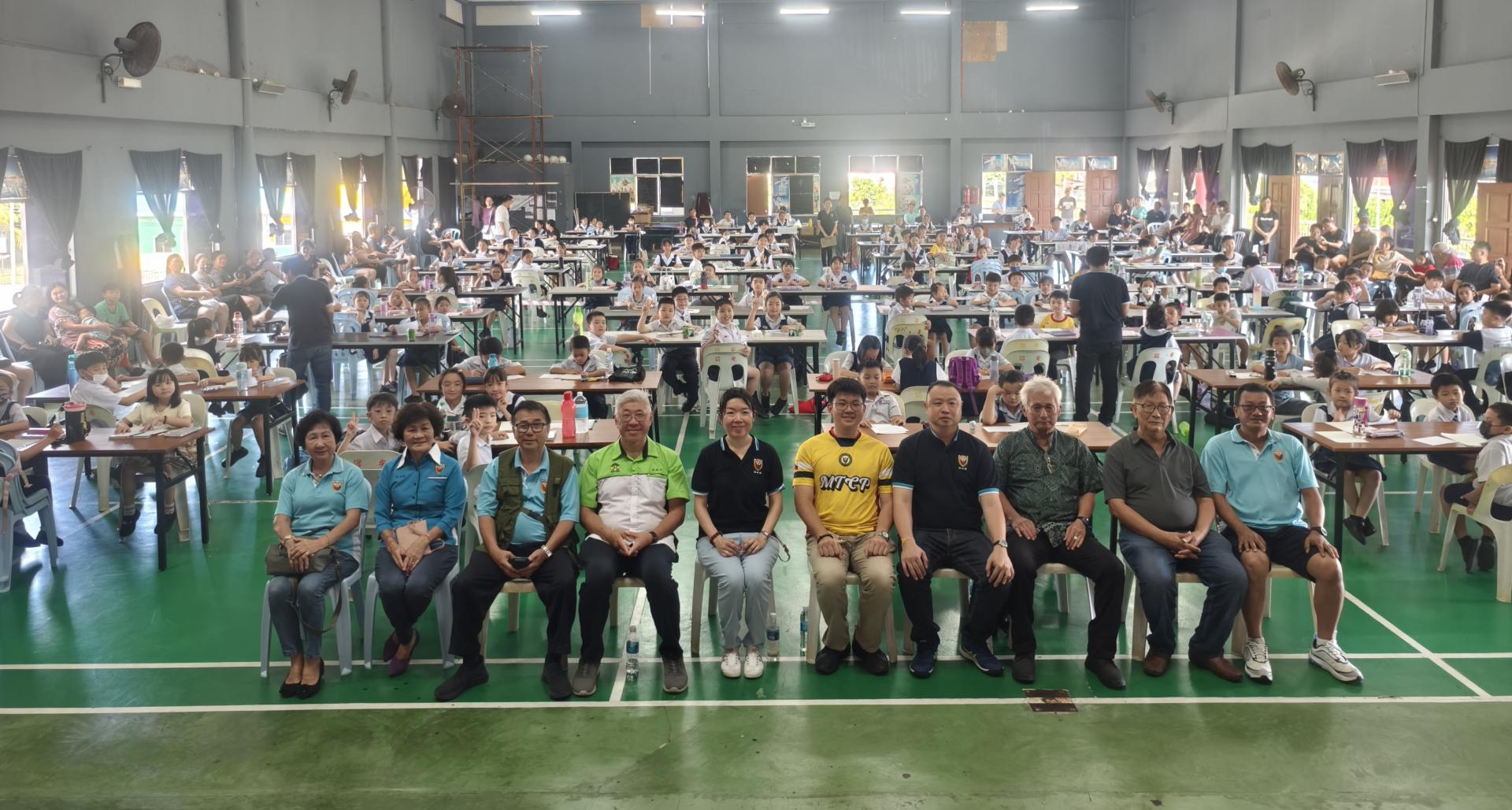 砂漳泉社团联合会青年团主催，美里诏安会馆青年团主办 “笔墨承中华，童心写未来” 小学硬笔及毛笔书法比赛开幕嘉宾和参赛者合影。