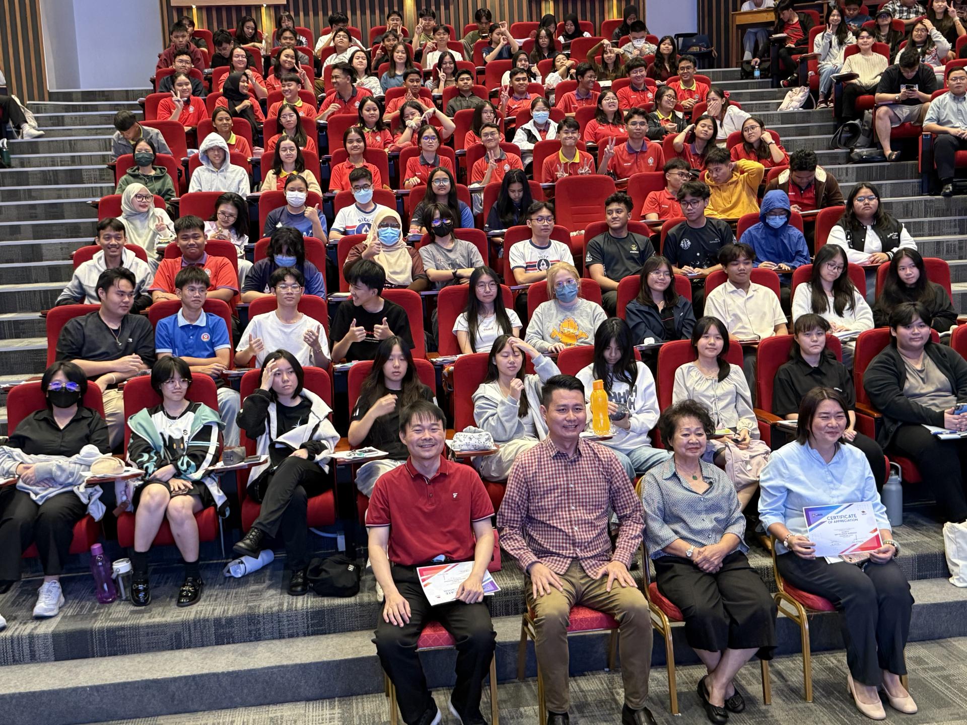 主办单位感谢培民中学资助场地费用，前排右起是该校校长贝美娇等和部分参与的考生们在讲堂合影。