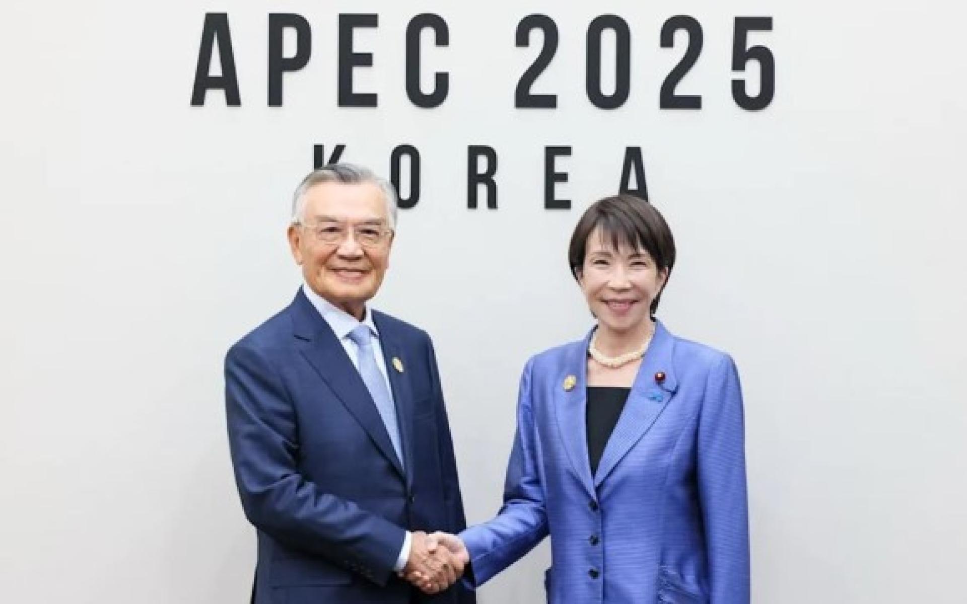 日本首相高市早苗（右）在社群发出与台湾代表林信义（左）的合照。