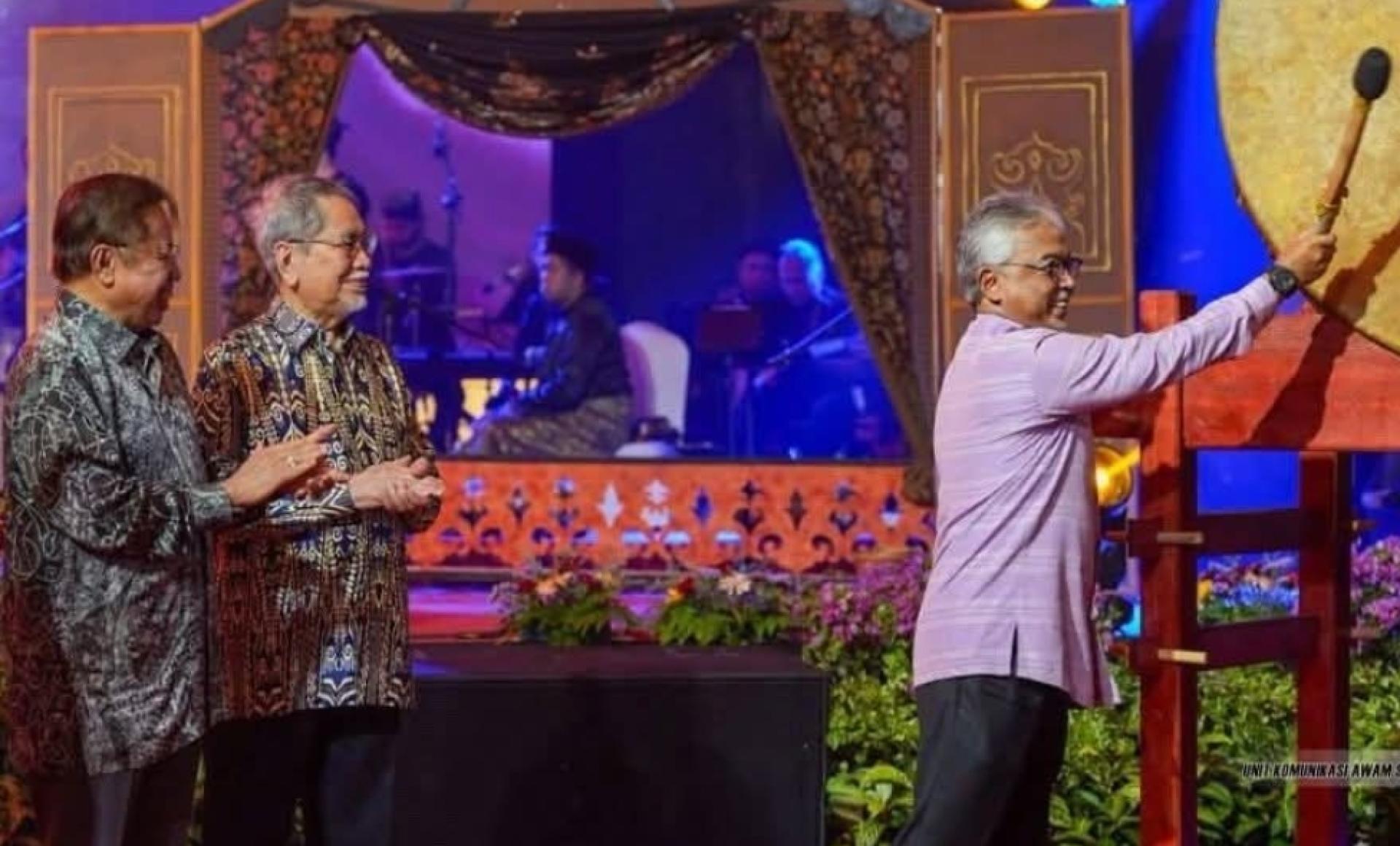 彭亨苏丹阿都拉殿下为活动主持开幕。左为砂总理阿邦佐哈里和砂元首旺朱乃迪。