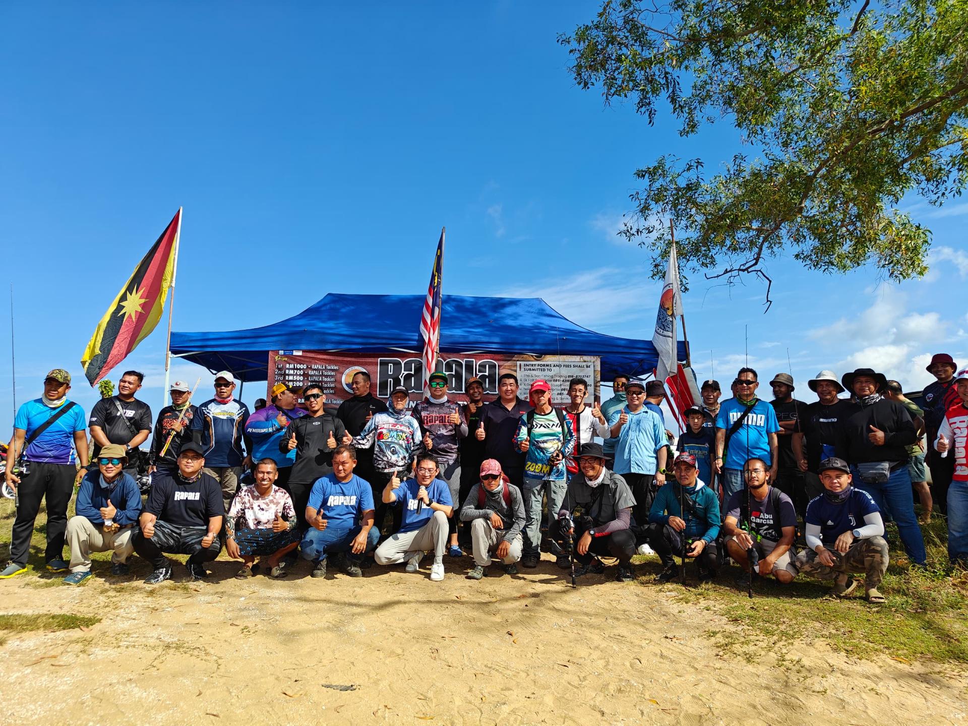 参赛者与主办当局合影。