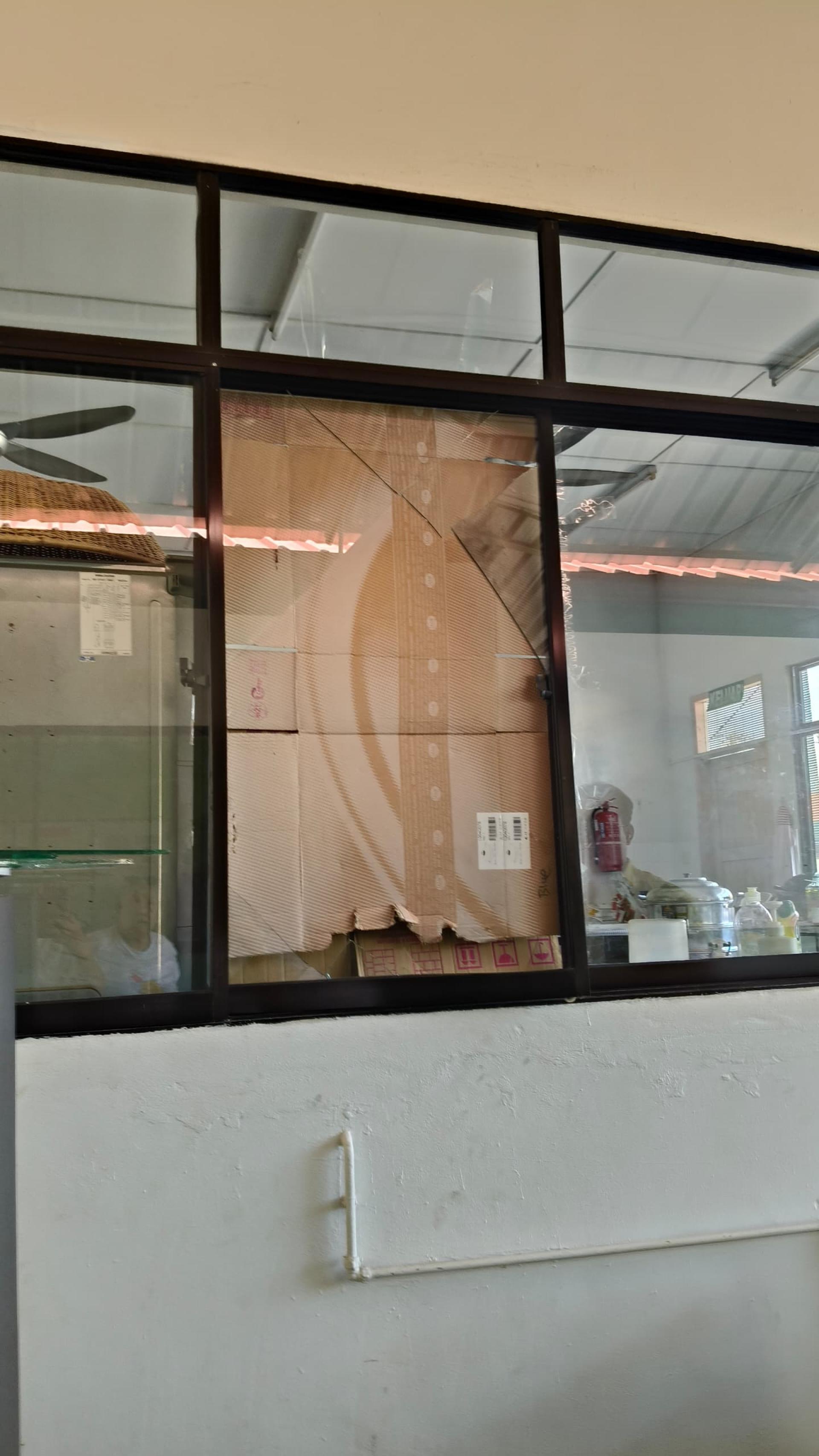 贼徒击破厨房玻璃窗口潜入中心偷窃的痕迹。