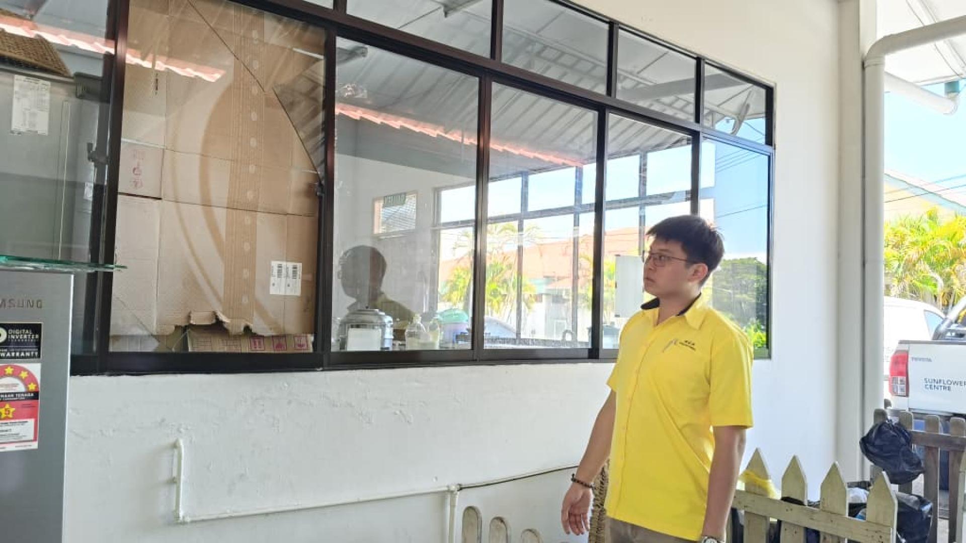 美里红新月会向日葵中心遭贼潜入行窃事件，偷走善心人士捐赠的食品与物资。图为砂人联党美里（卑尔骚）支部青年团副秘书谢家洪前到了解情况。