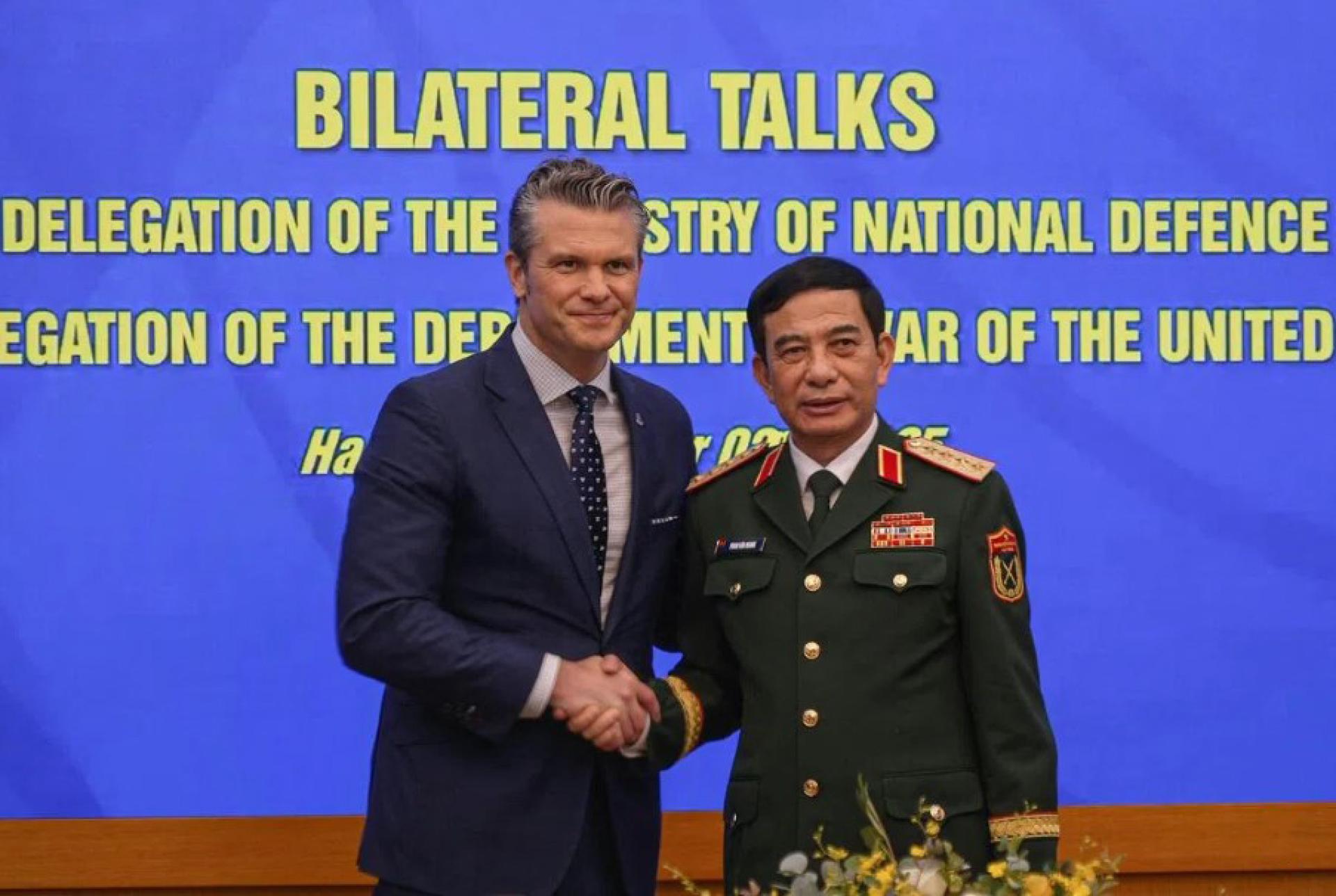 美国国防部长赫格塞斯（左）星期天（11月2日）到越南访问，并与越南国防部长潘文江（右）举行双边会谈。赫格塞斯当天还分别会见了越南共产党总书记苏林及国家主席梁强。