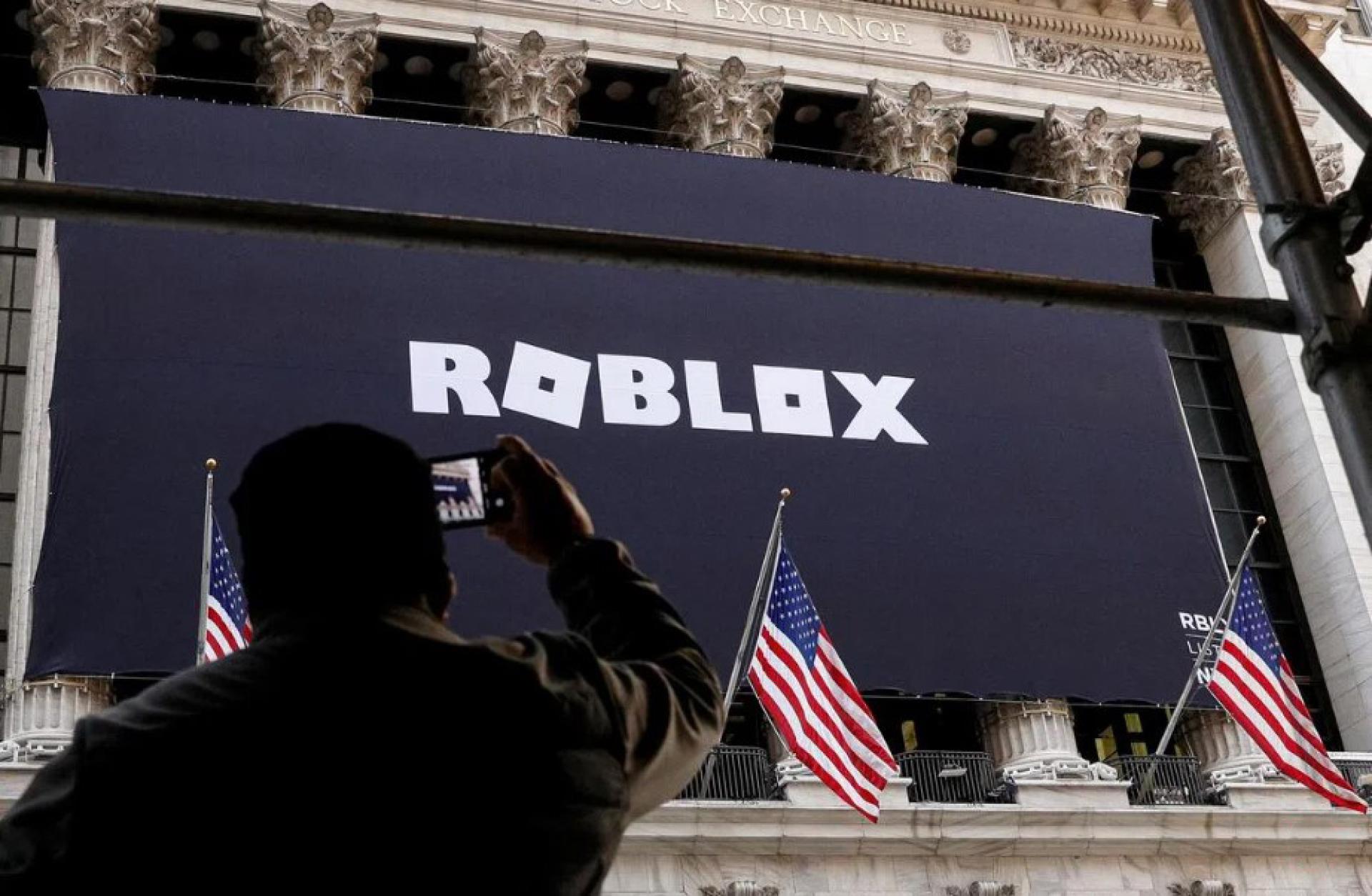 马来西亚政府正研究澳大利亚政府查禁线上游戏平台Roblox的政策，并考虑也跟进查禁这个平台。图为Roblox在2021年3月10日于纽约证券交易所上市时，民众拍下它在证交所外的条幅。 （档案照片）