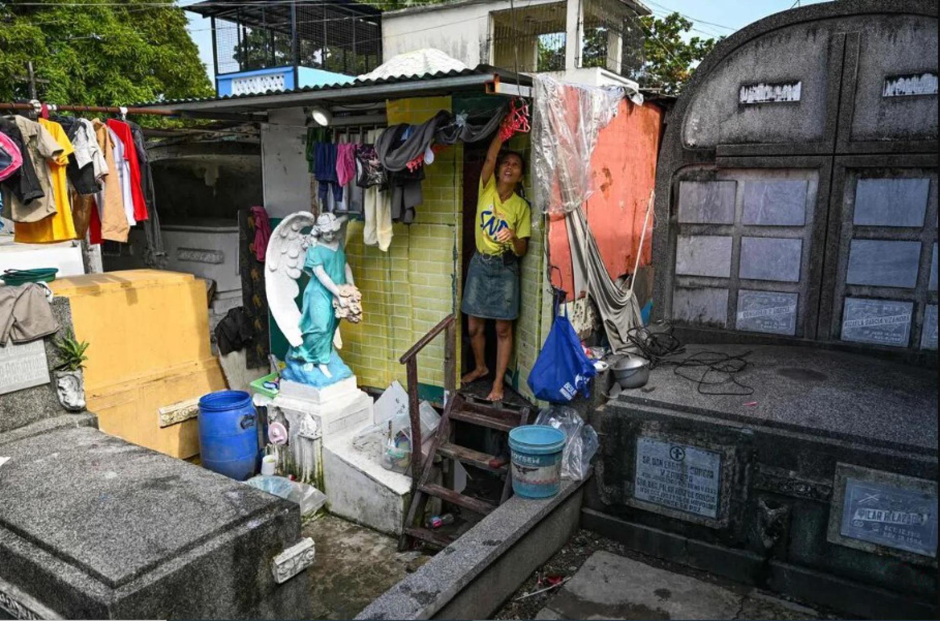 36岁的莱莉亚和伴侣及一对儿女住在马尼拉北部公墓内一个搭建在坟墓之间的简陋棚屋内，“左邻右舍”都是冷冰冰的墓碑。