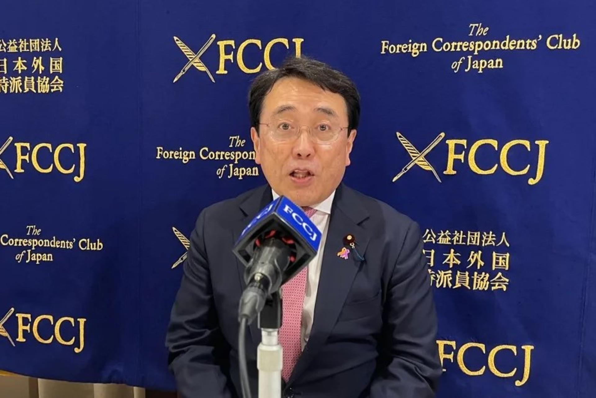 中国大陆商务部长王文涛30日在南韩和日本经济产业大臣赤泽亮正（图）会谈。这是2人首度会谈，赤泽提到北京祭出的稀土出口管制对全球供应链造成严重影响。