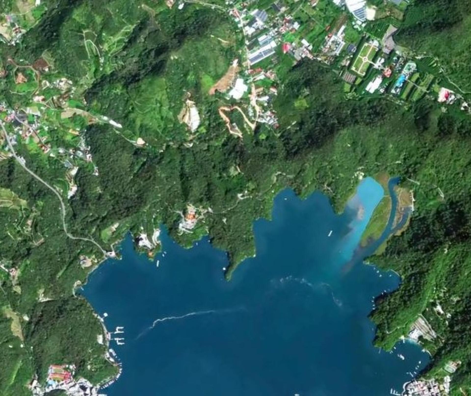 “吉林一号”不是一个单一的卫星，而是一个由上百颗卫星组成的“太空摄影天团”。它的最高分辨率能达到0.5米，在500公里的高空，地面上半米长的东西都能拍得清清楚楚