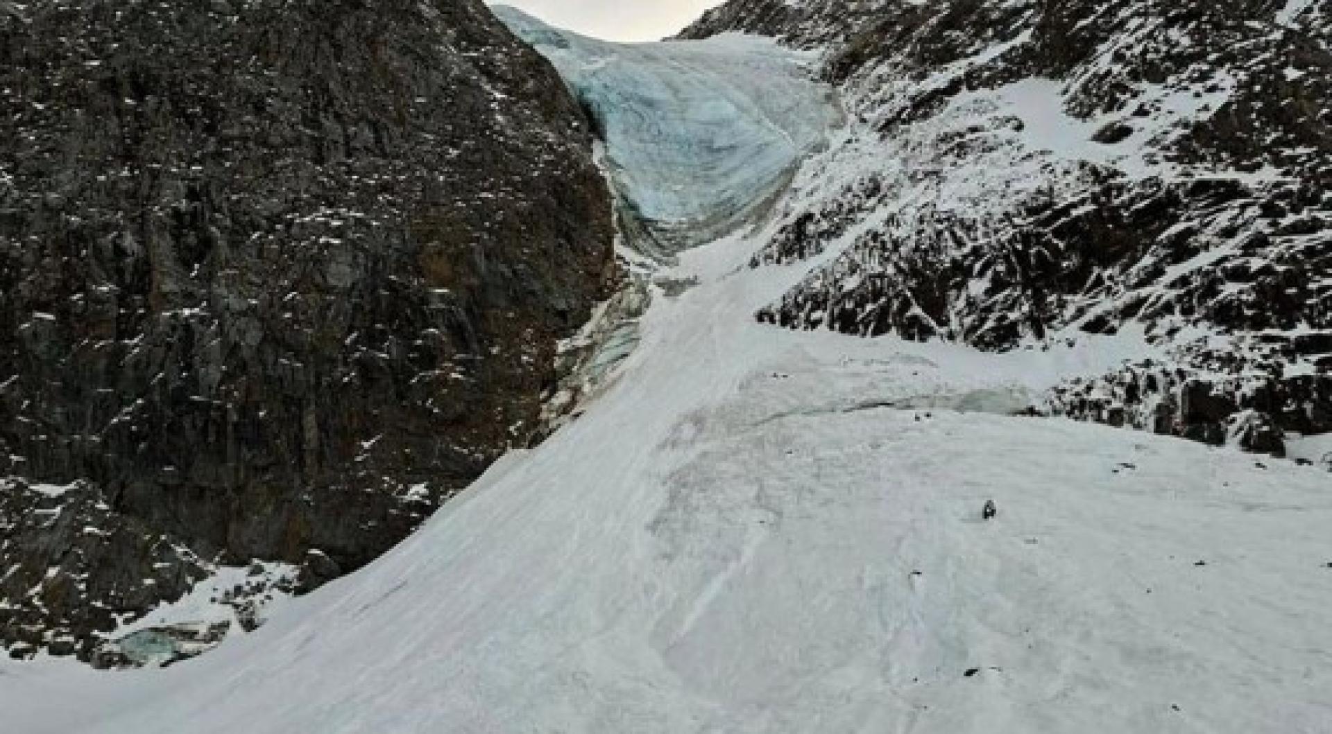意北一山峰发生雪崩。