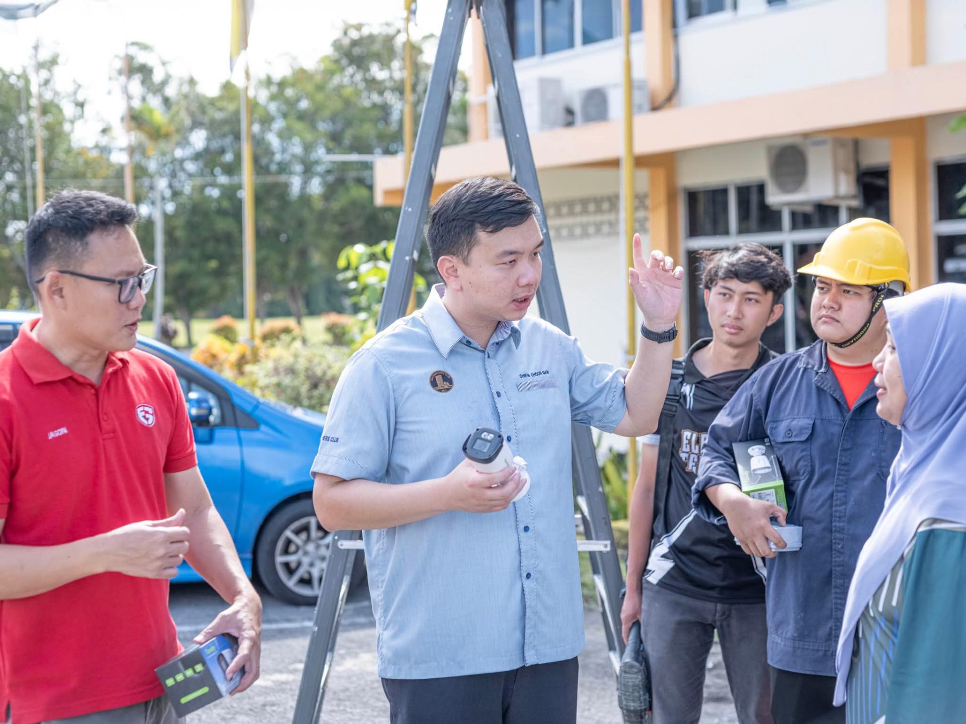 为保障学童校园安全，美里国会议员赵俊文（中）为美里学校安装闭路电视及金属探测器。