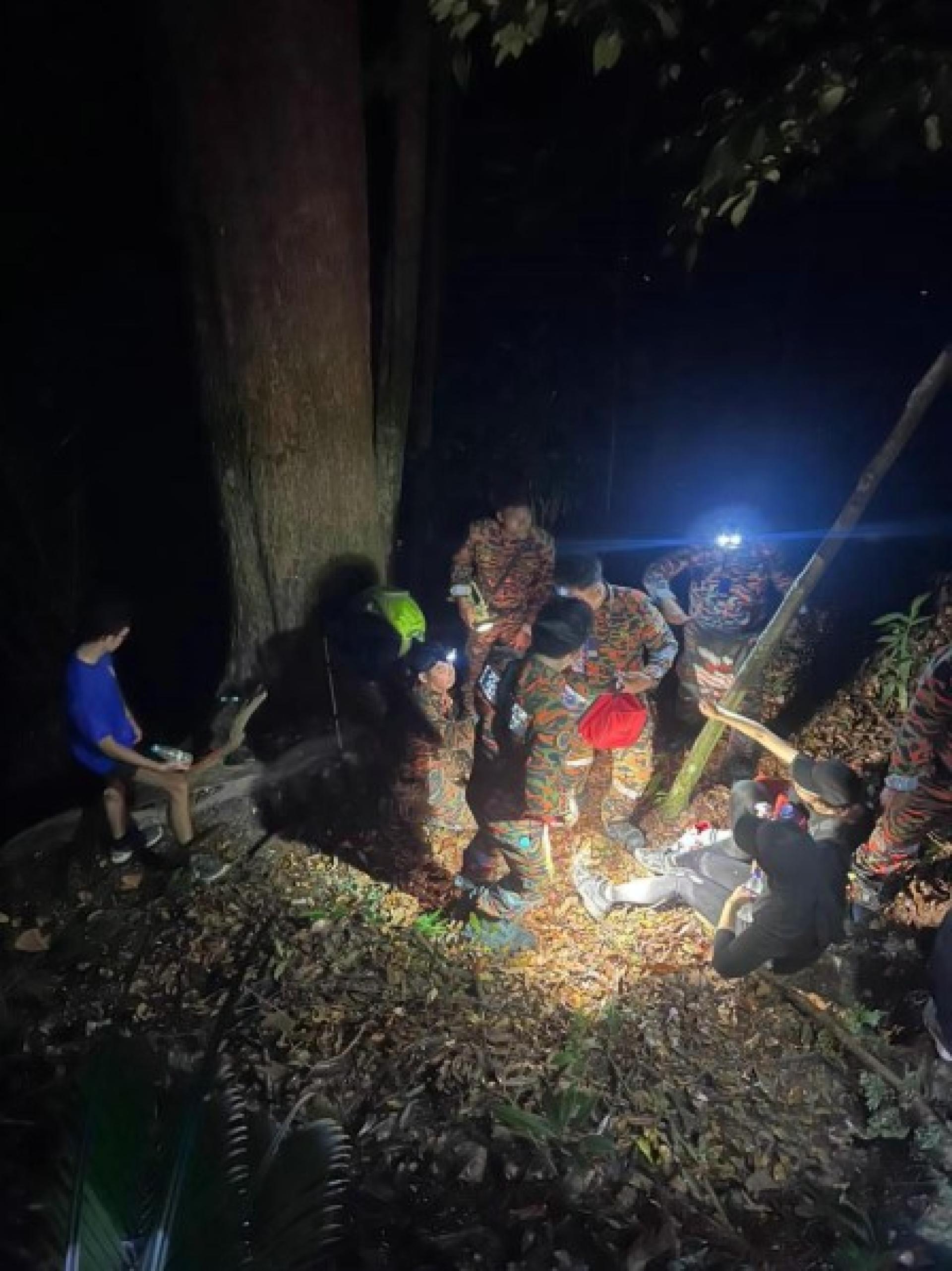 拯救队伍上山救援途中遇上受困者后，为扭伤女队员提供初步治疗。