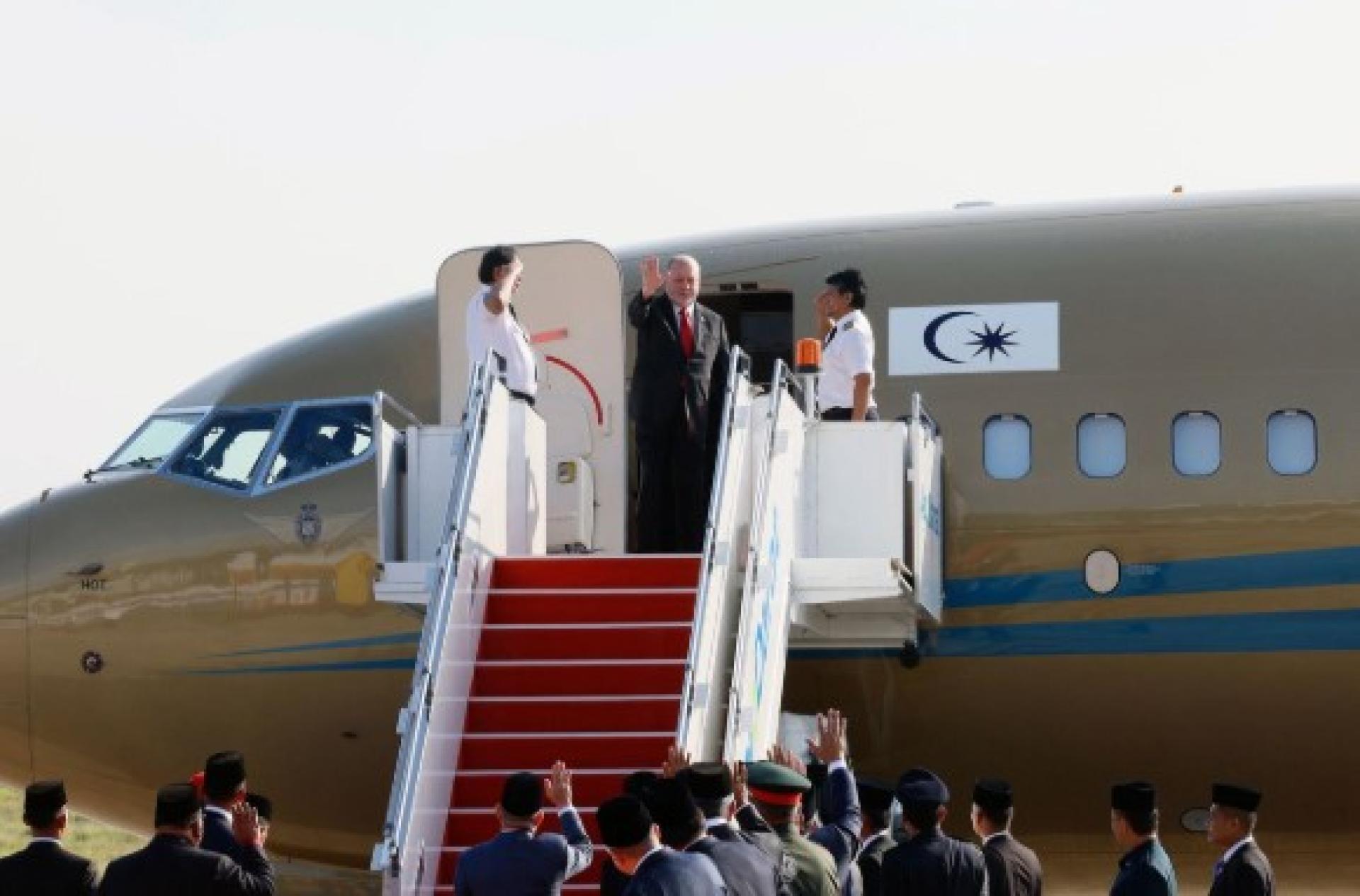 载送国家元首苏丹依布拉欣陛下的专机今早9时从梳邦空军基地起飞，陛下启程前向送行的内阁部长与高官挥手道别。