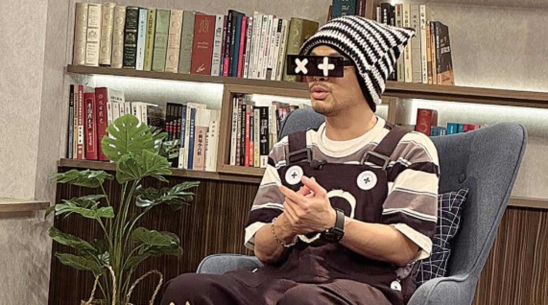 黄明志9月接受《话时代人物》专访，首度揭露公开场合绝不脱帽的原因。