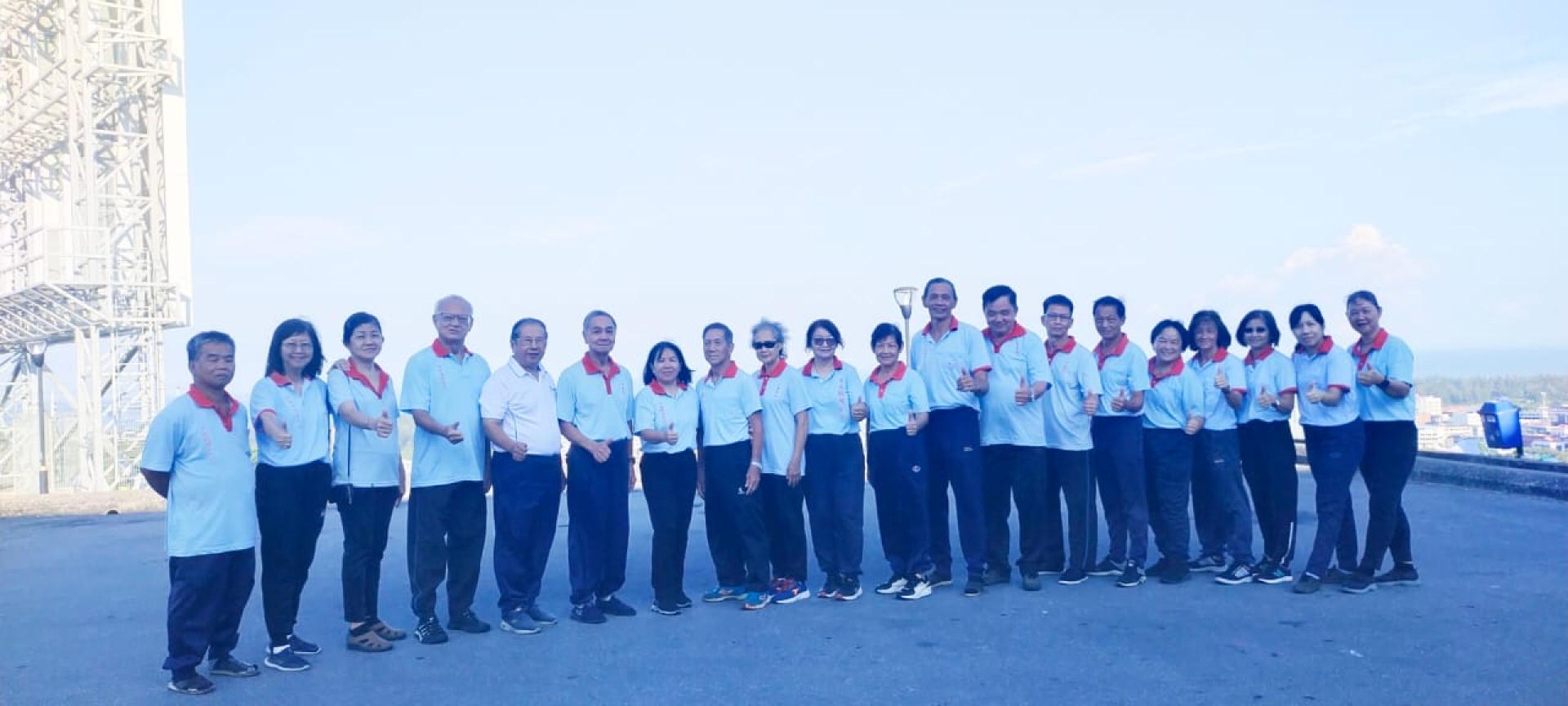 紫星阁鹤功组于加拿大山顶集体练功时留影。