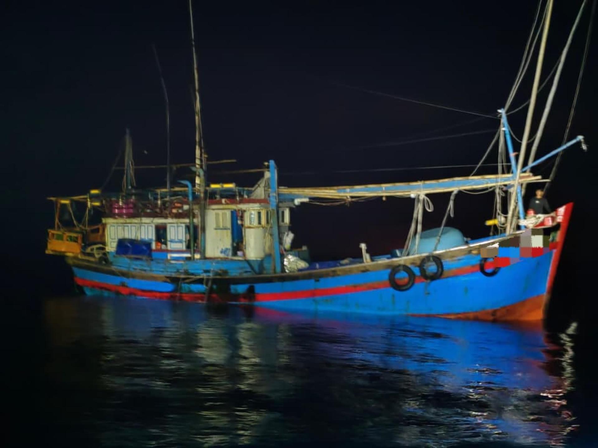 马来西亚海事执法机构美里海事执法区在距离美里苏埃西北约70海里处，成功截获并扣留一艘外籍渔船，拘捕5名涉嫌非法入侵我国海域的外籍渔民。