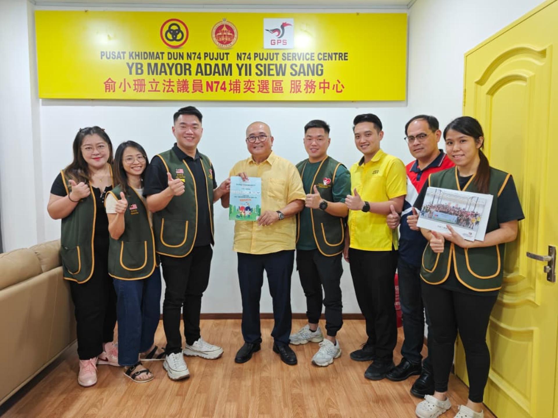 美里社区关怀服务团队会长李俊达（左3）移交信函予美里市长兼埔奕区议员俞小珊。左起该会公关王湘婷、秘书刘俐荠；右起为财政谢凯玲、副会长杨万勇、砂人联党埔奕支部青年团团长许勋扬及副会长李俊威。