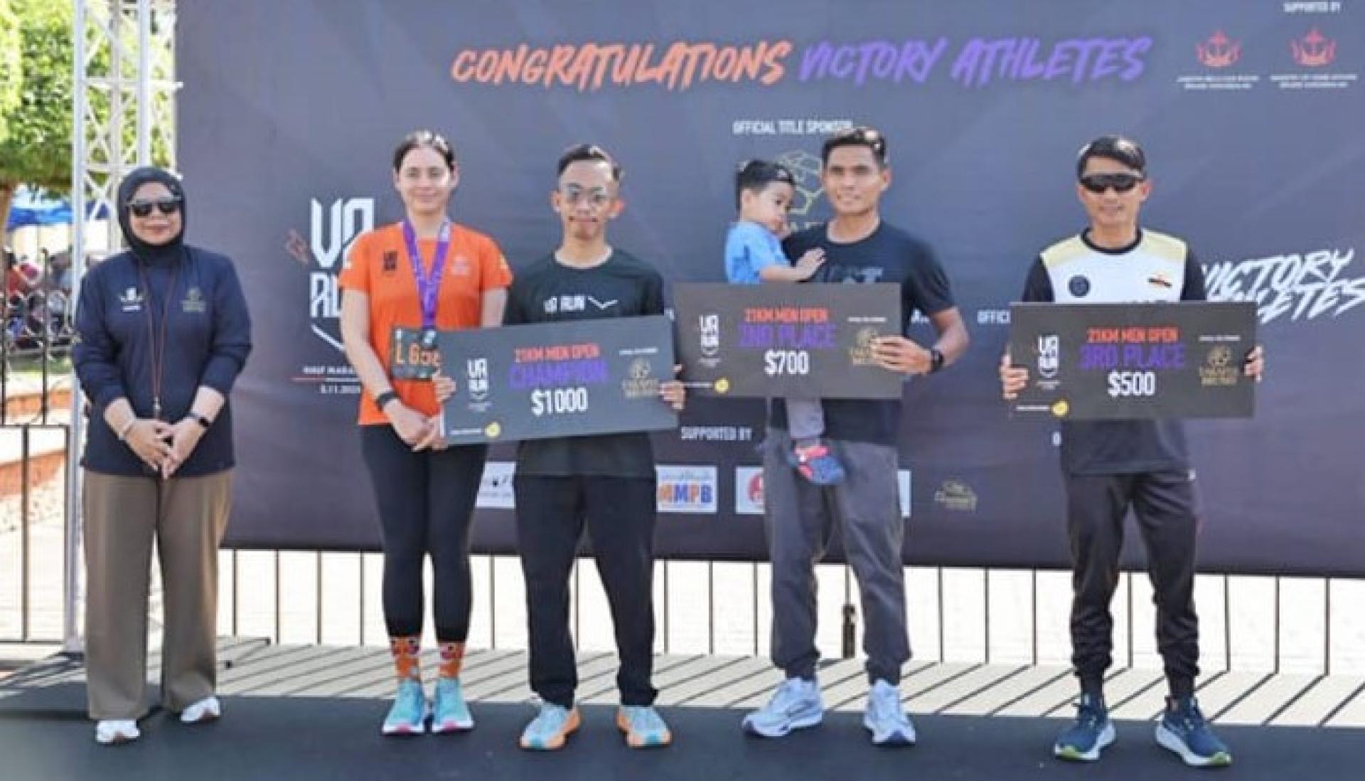 太子妃沙拉颁奖予优胜者后合影