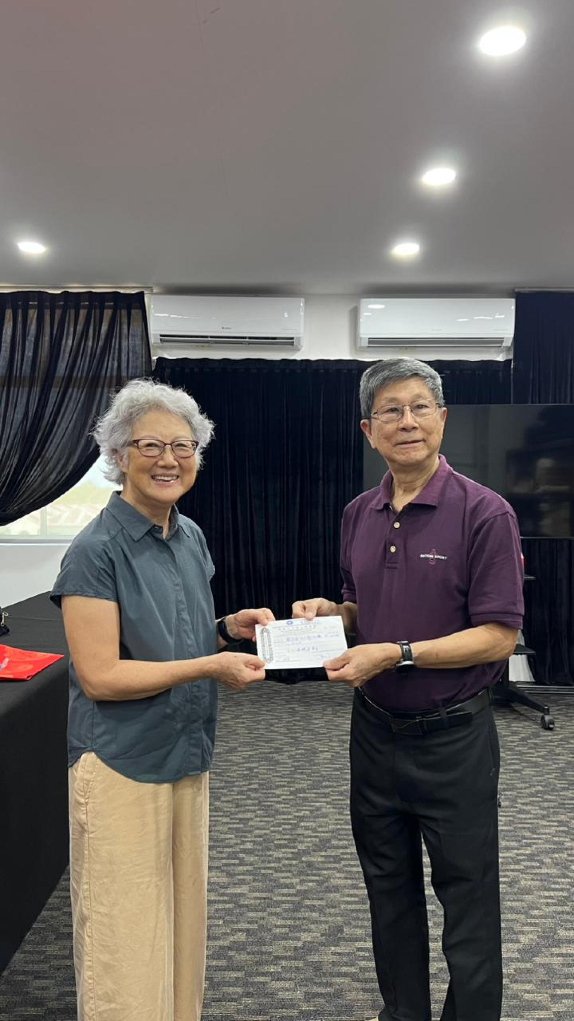 任玉影移交捐款予沈仁祥