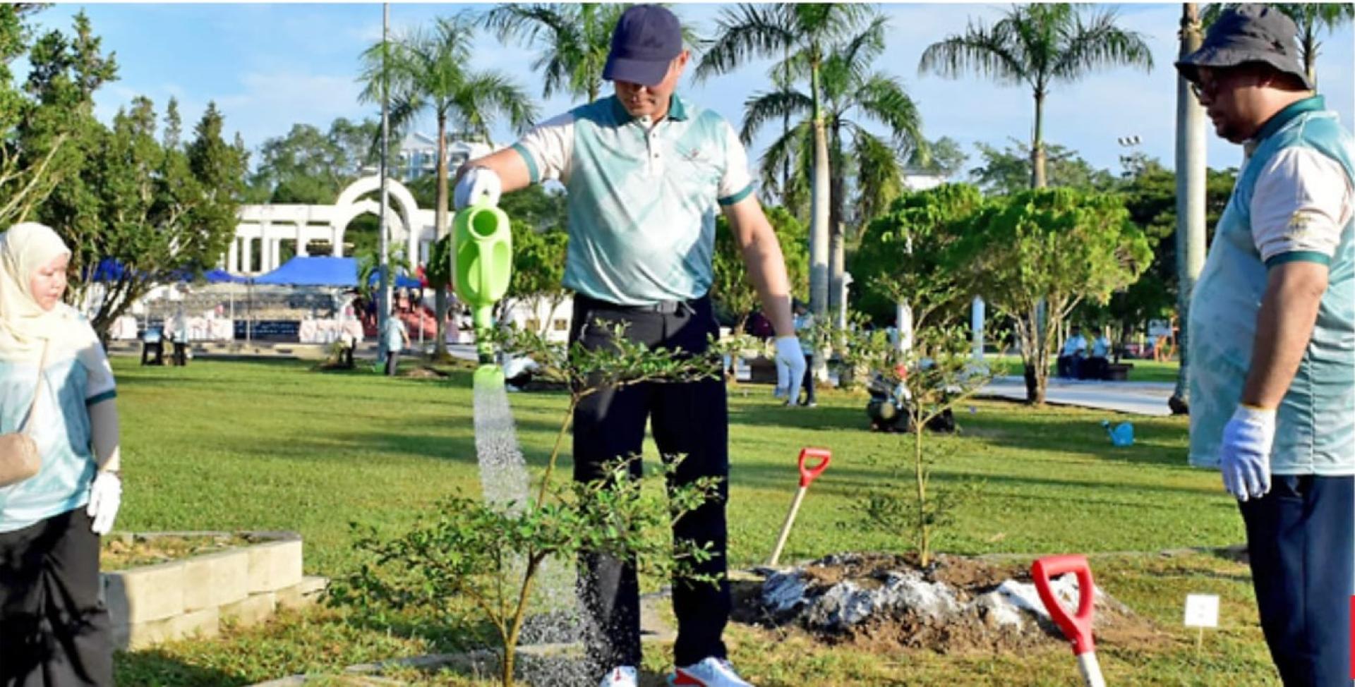 汶莱内政部长拿督阿马丁进行植树活动