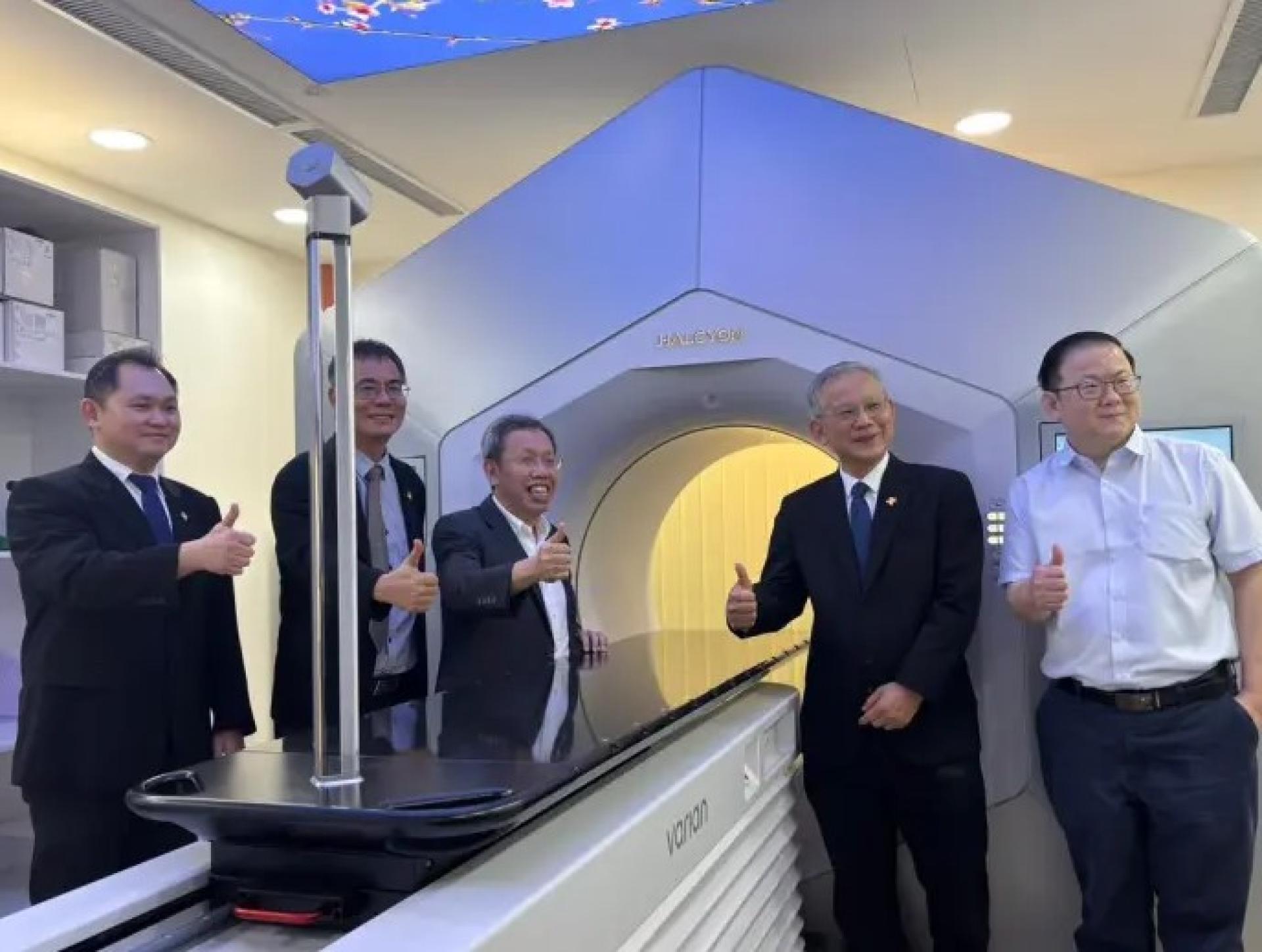Halcyon放射治疗系统在古晋揭幕，标志着婆罗洲专科医院2000万令吉癌症治疗投资计划的重要里程碑。