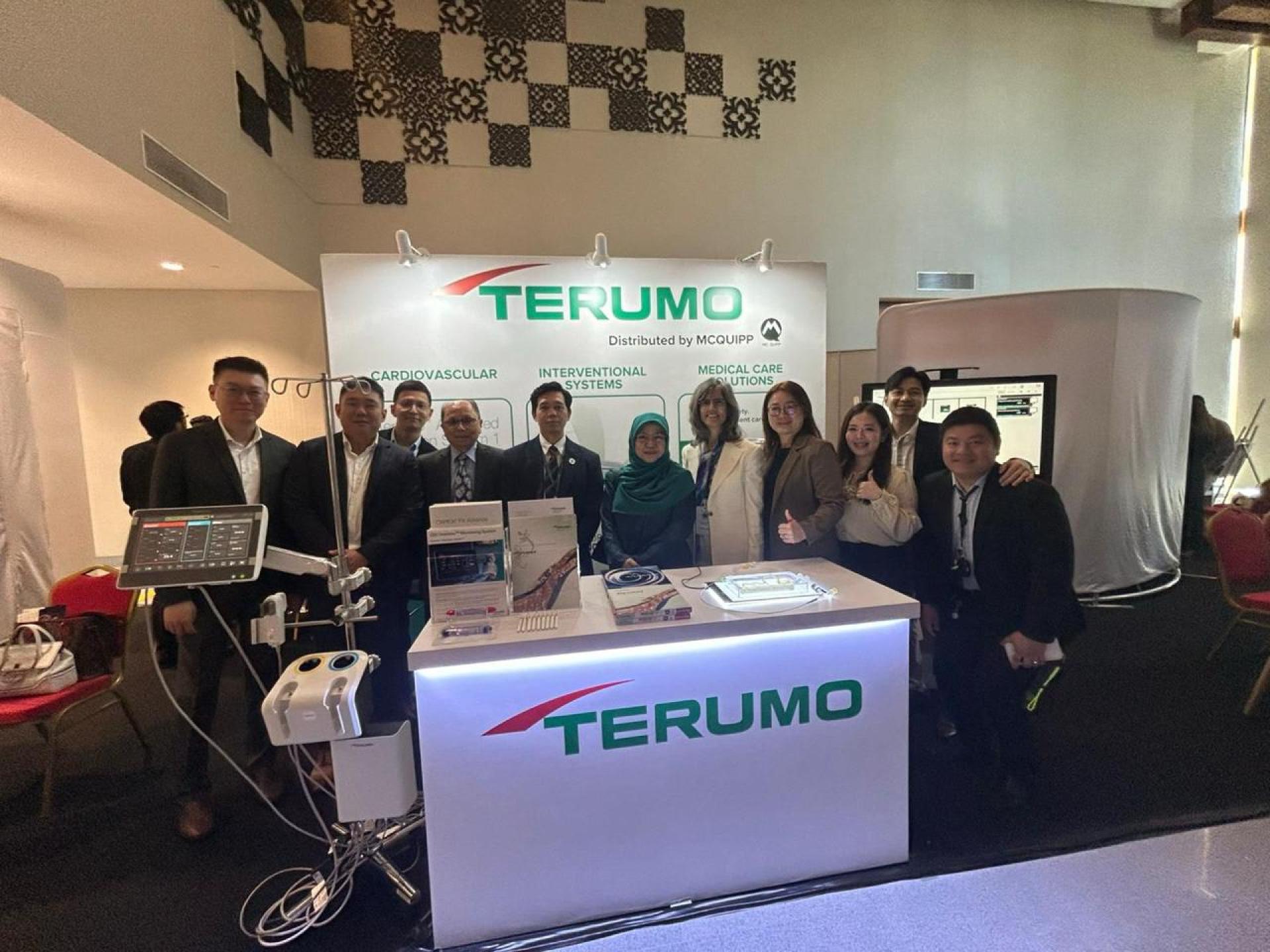 主宾卫生部代常任秘书拉菲达与日本Terumo公司及MC Quipp 公司代表合影