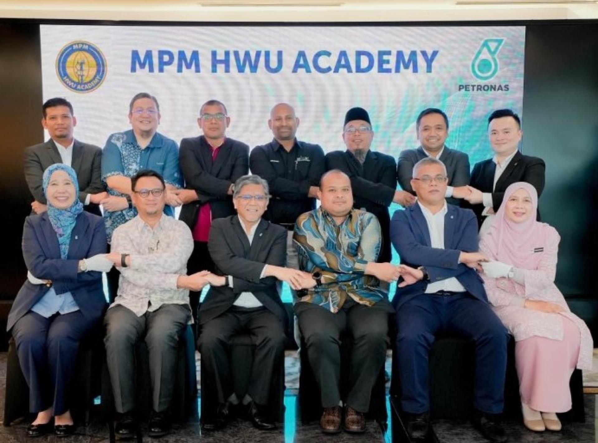 拿督巴乔比隆（前排左3）与国油及MPM代表出席10月23日举行的液压修井学院（HWU Academy）推介仪式。