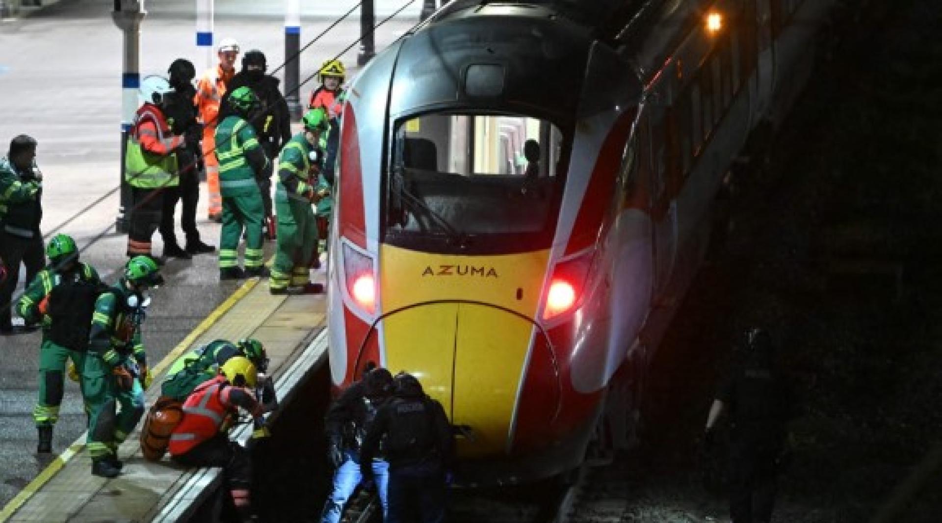 火车在亨廷顿站紧急停靠。