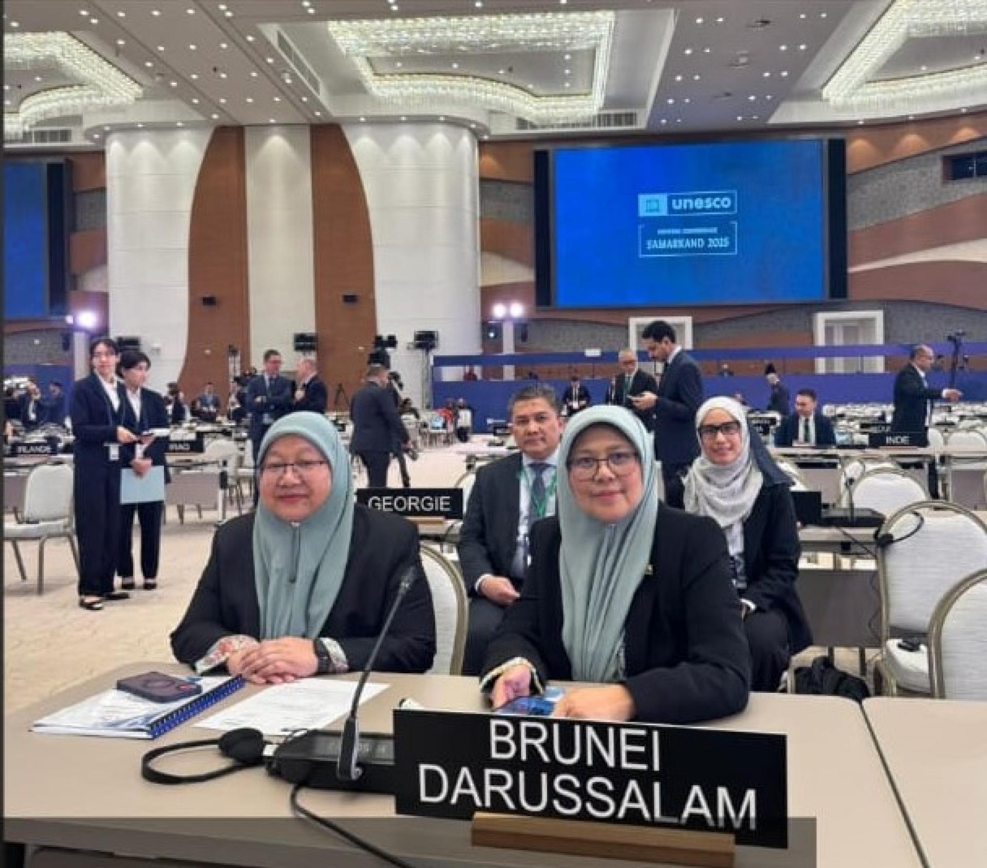 汶莱教育部长拿汀罗麦嘉与代表团出席会议