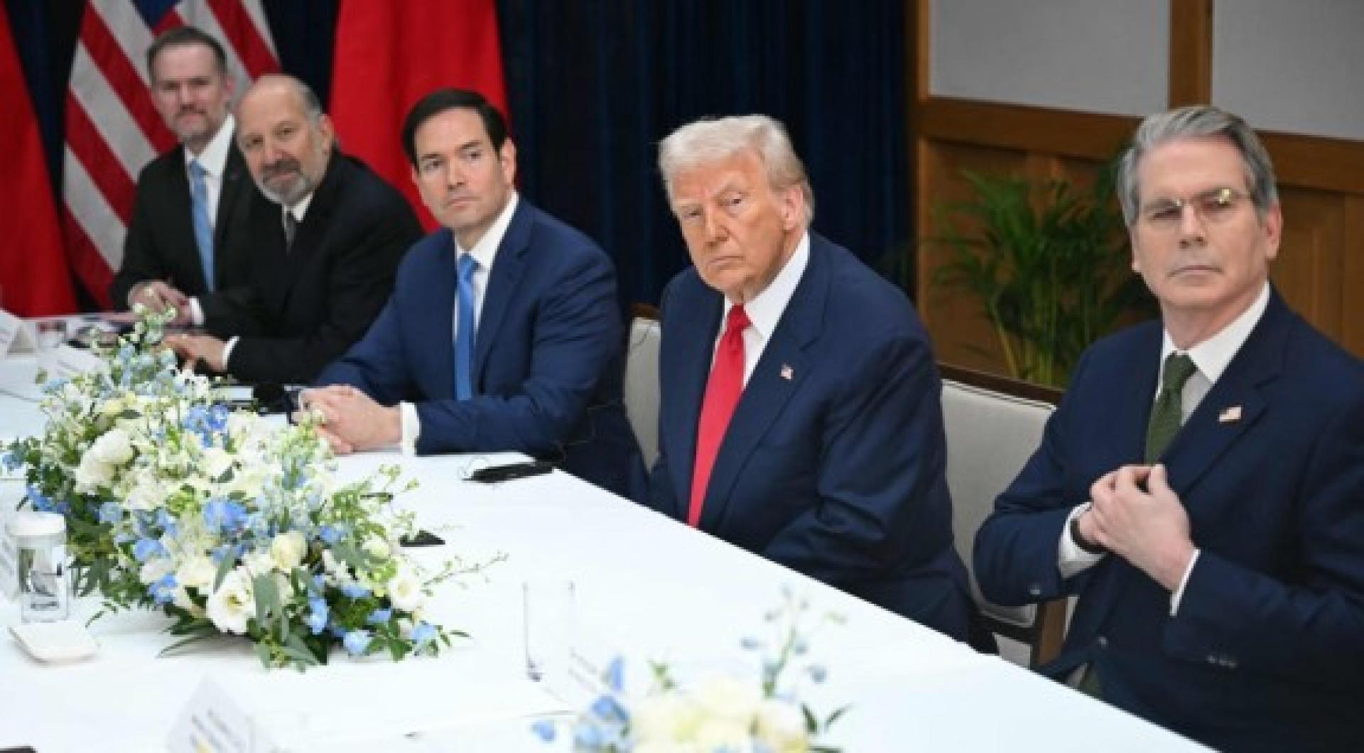 贝森特（右1）也出席特朗普日前与习近平在釜山的会谈。