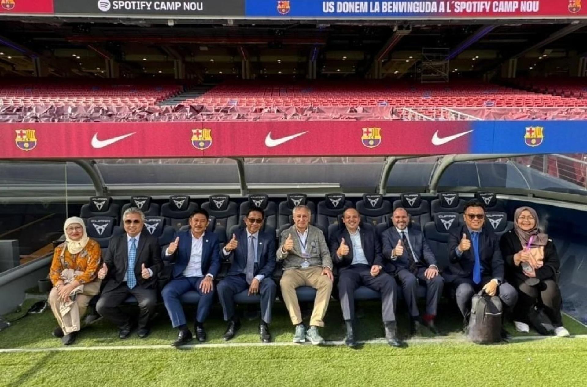 阿都卡林（左4）率砂拉越代表团在巴塞罗那足球俱乐部Spotify诺坎普球场参观。