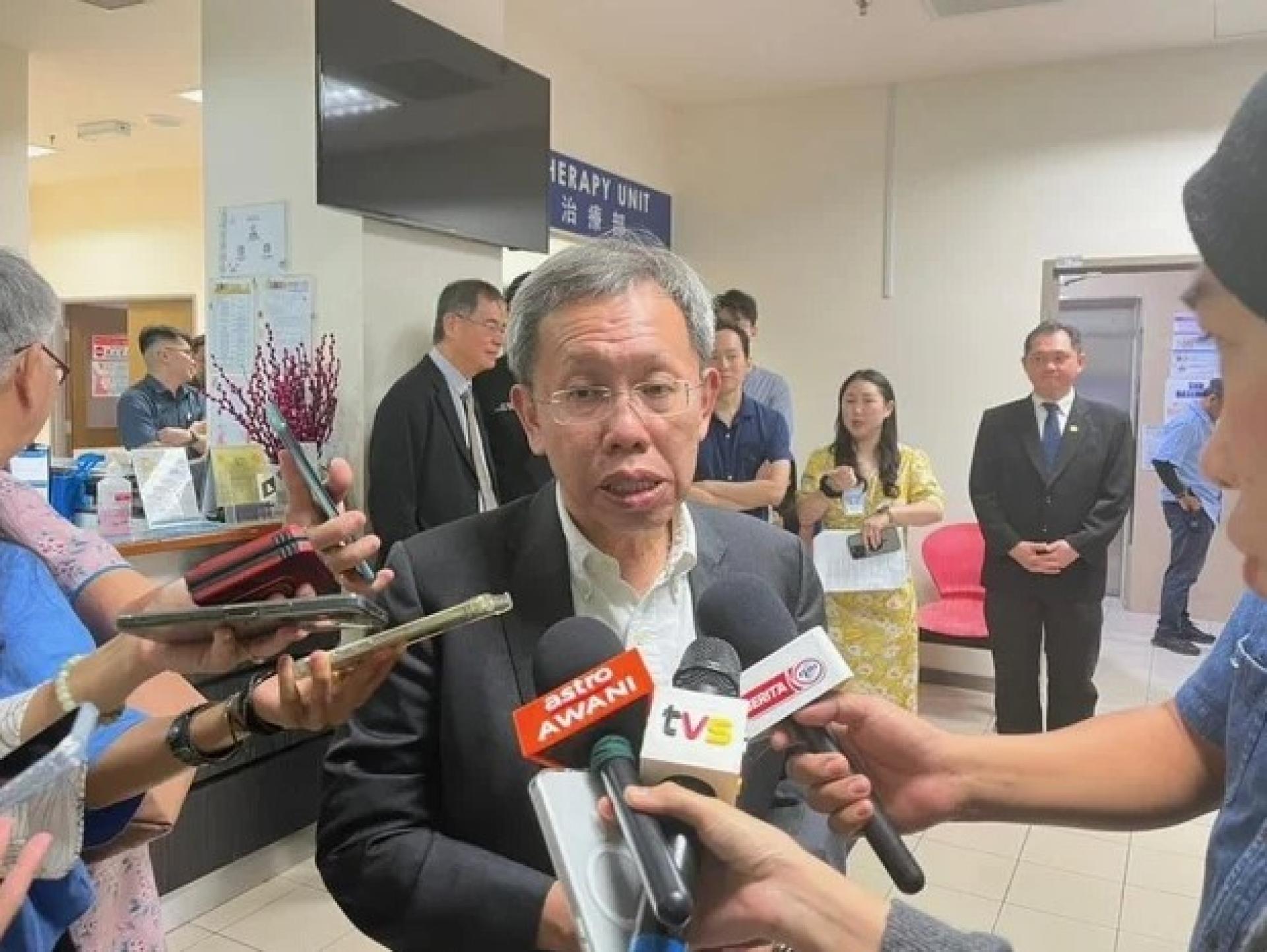 沈桂贤接受媒体访问。