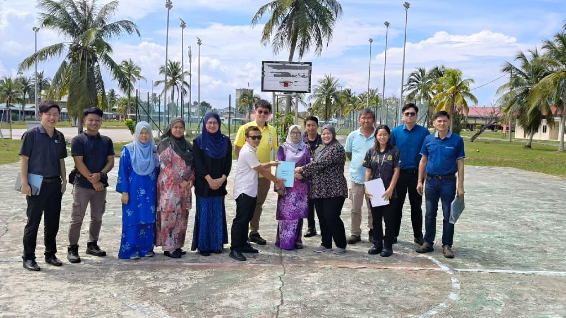 美里公共工程局工程师法兹（左6）在砂旅游部副部长拿督陈超耀机要秘书谢家洪（左7）及美里理科中学校长达央萊拉见证下，将工程书与合约文件正式移交予承包商代表。