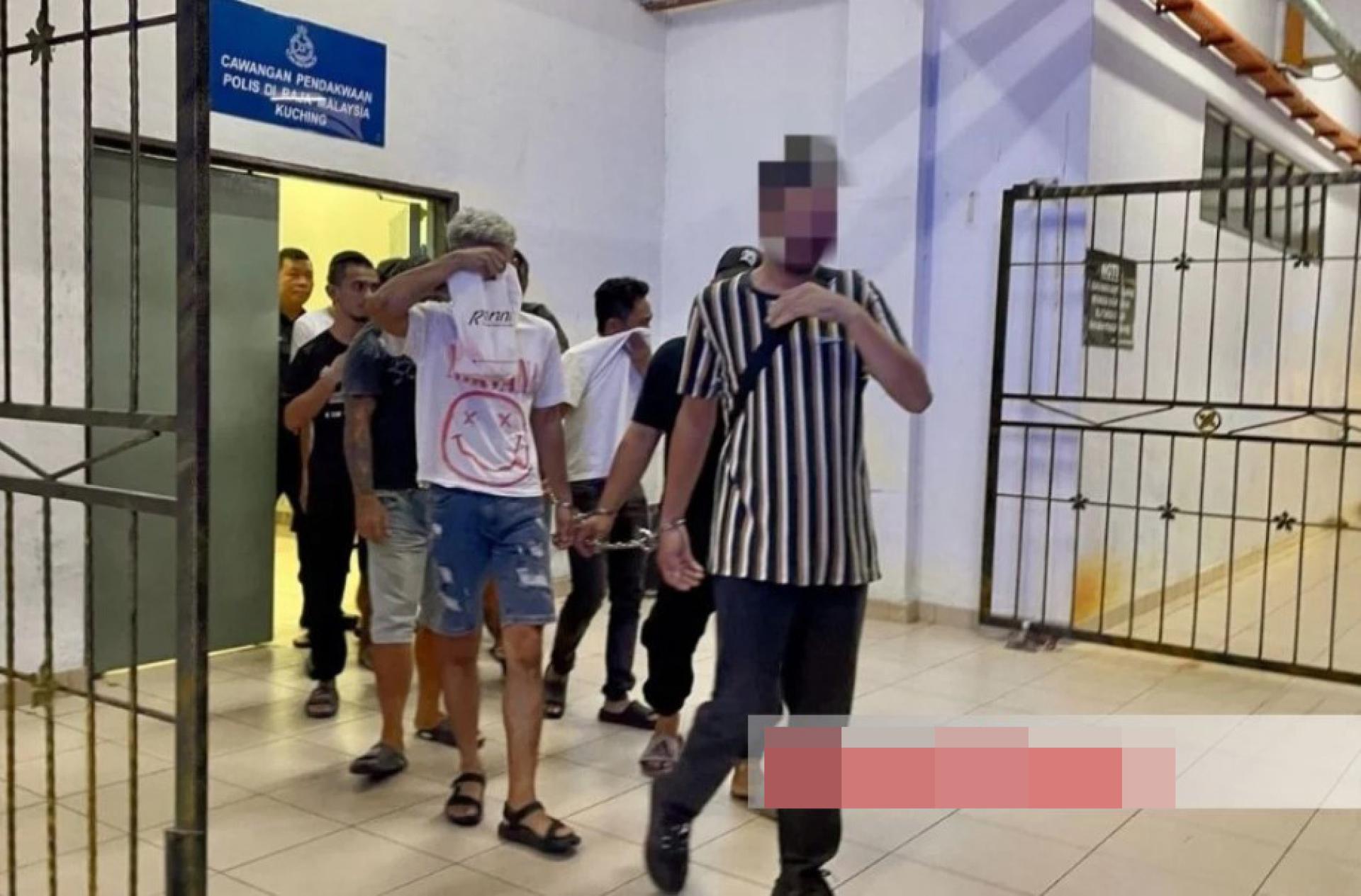 警方押解被告离开临时羁押区，准备带往会审庭面控。