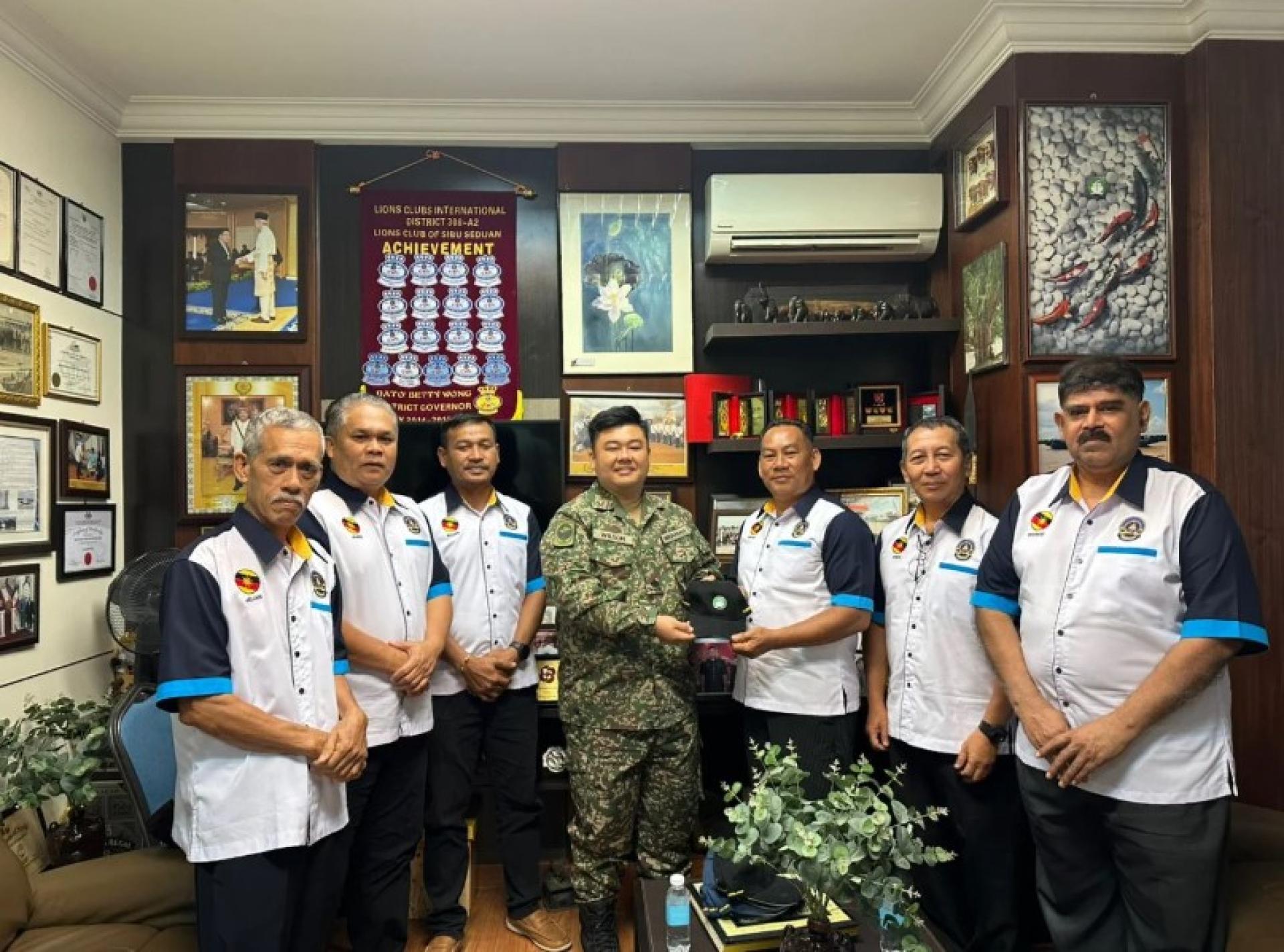 乌纽（右3）移交纪念品予Wilson Ling Beng Lung。