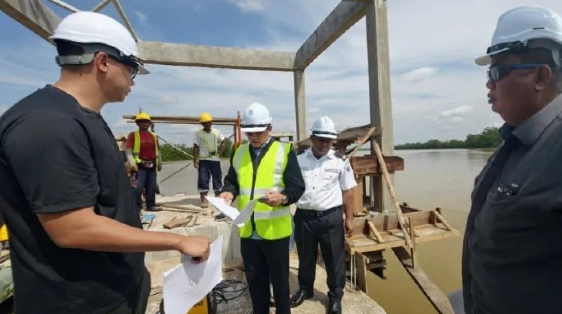 沙菲阿末医生视察民丹莪码头升级工程最新进展。