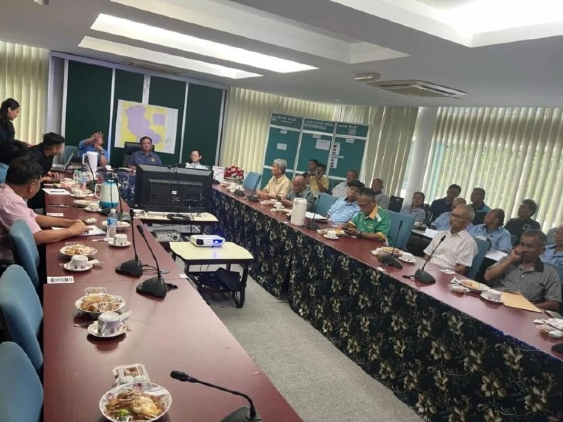 拿督罗兰杜亚朱宾与相关机构及社区领袖出席在如楼县公署举行的项目最终汇报会。