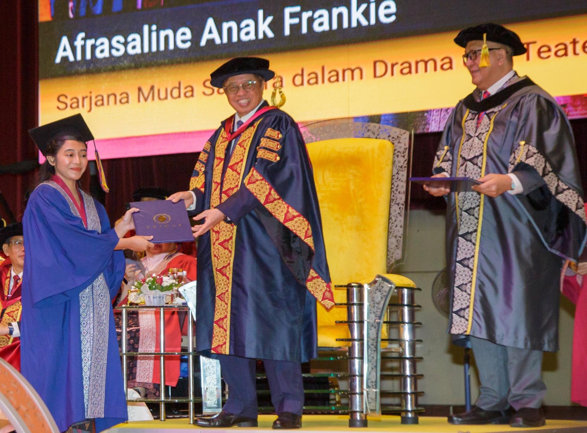 砂总理阿邦佐哈里（中）颁发证书给其中一名毕业生。