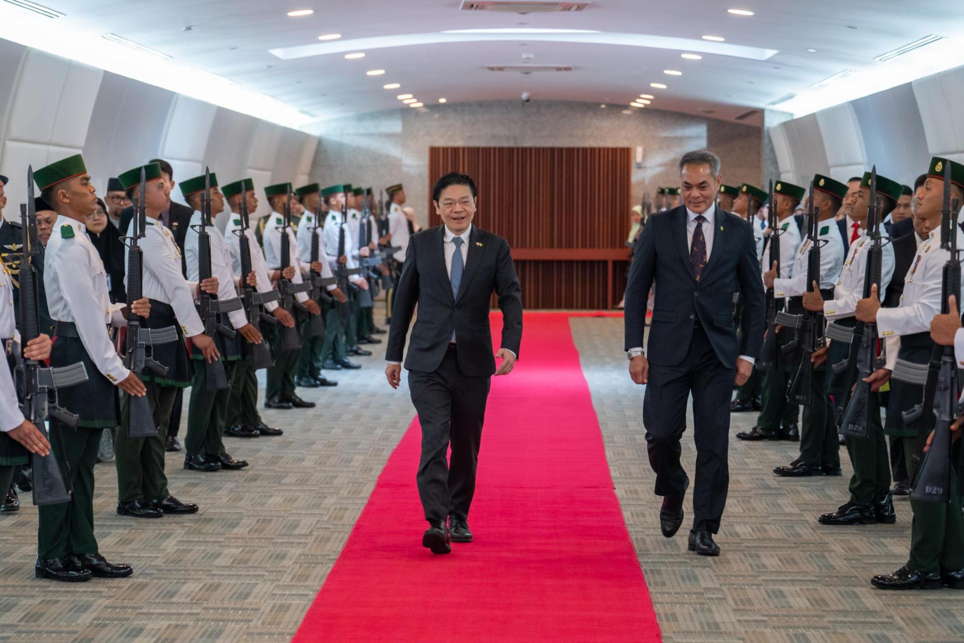 内政部长拿督阿马丁热烈迎接新袽坡黄循财总理