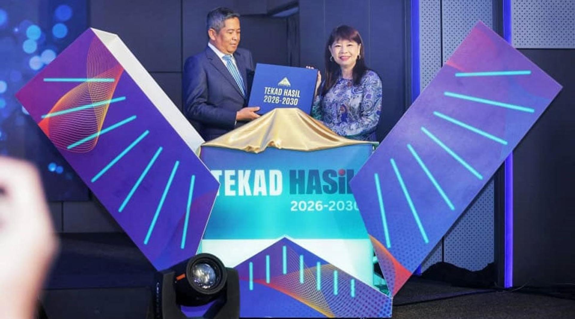 林慧英（右）及阿布达立，推介规划内陆税收局未来5年发展方向的文件–《税收决心》。