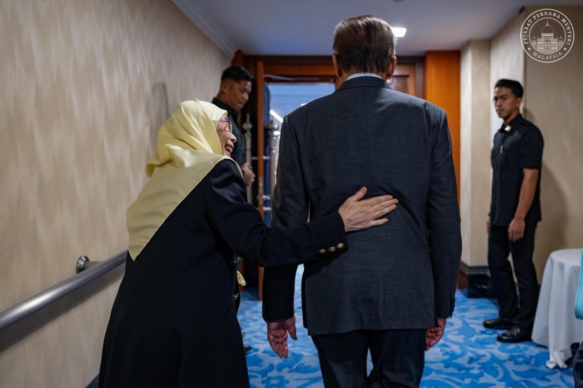 首相安华脸书放闪，直说自己人生每一步，都有夫人旺阿兹莎伴相伴相护。