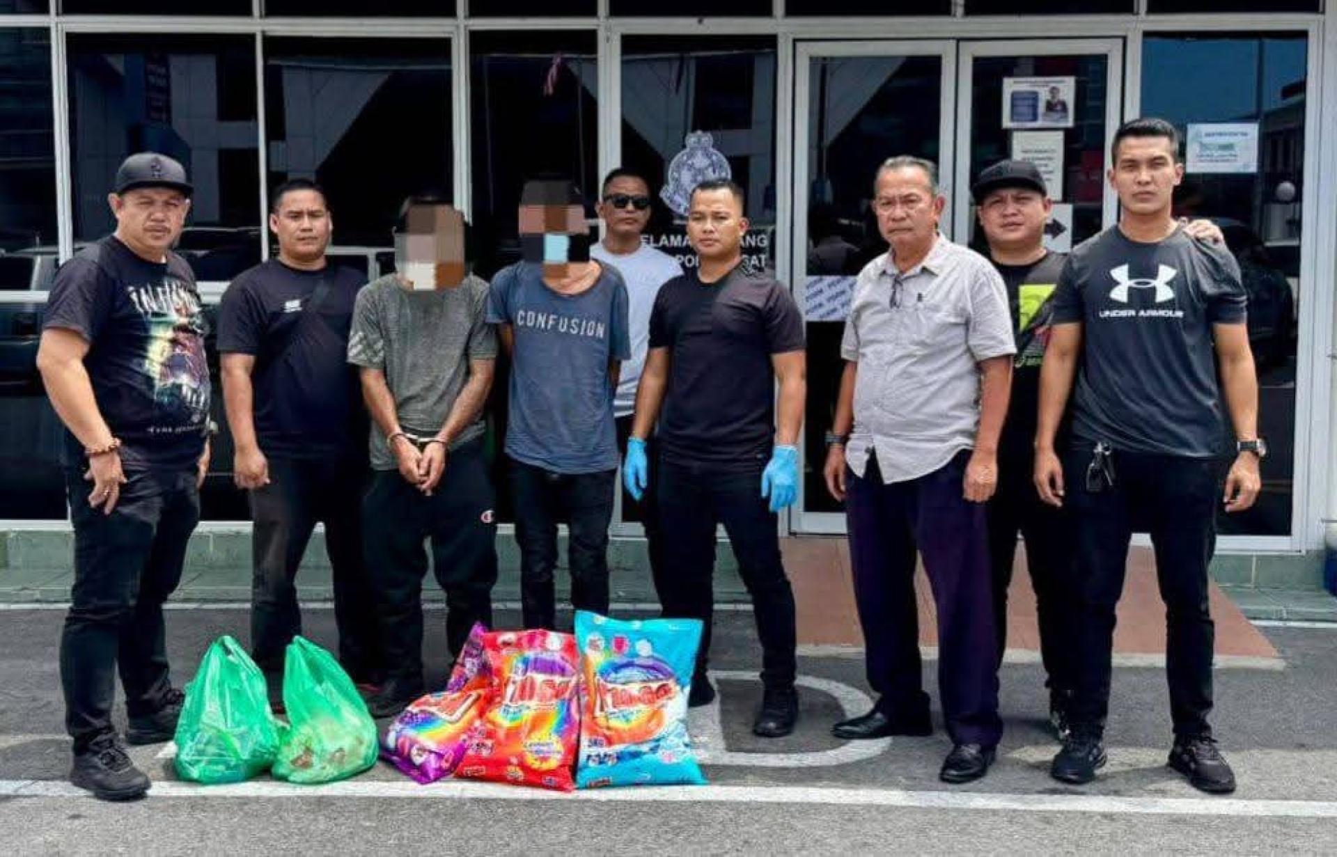 警方在美里柏迈苏里路一间空屋内成功拘捕两名年龄分别为31岁及35岁的嫌犯。