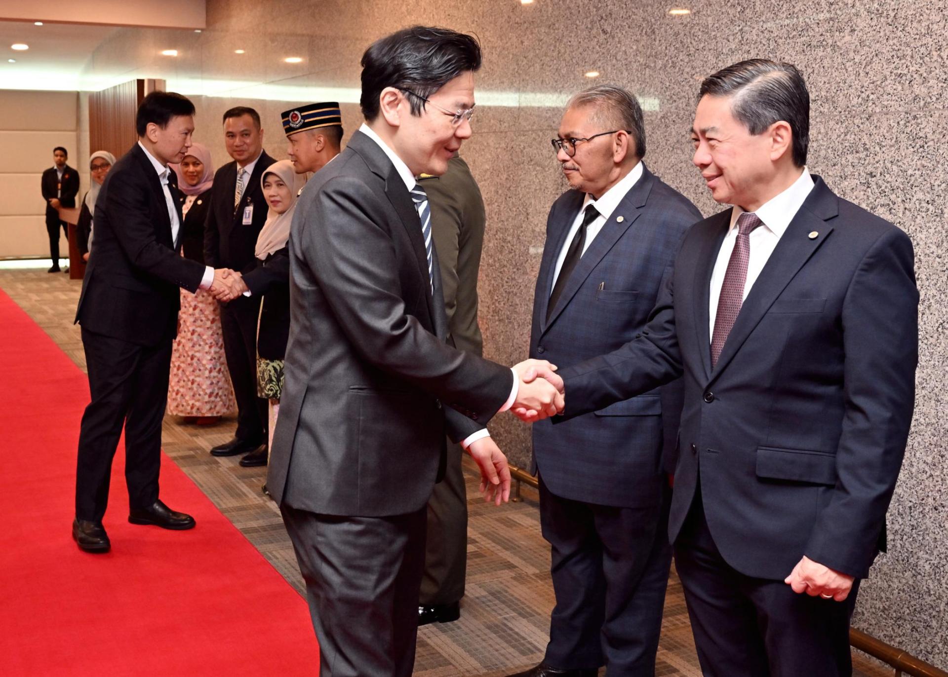 首相署部长兼第二政与经济部长拿督刘光明向黄循财总理送别