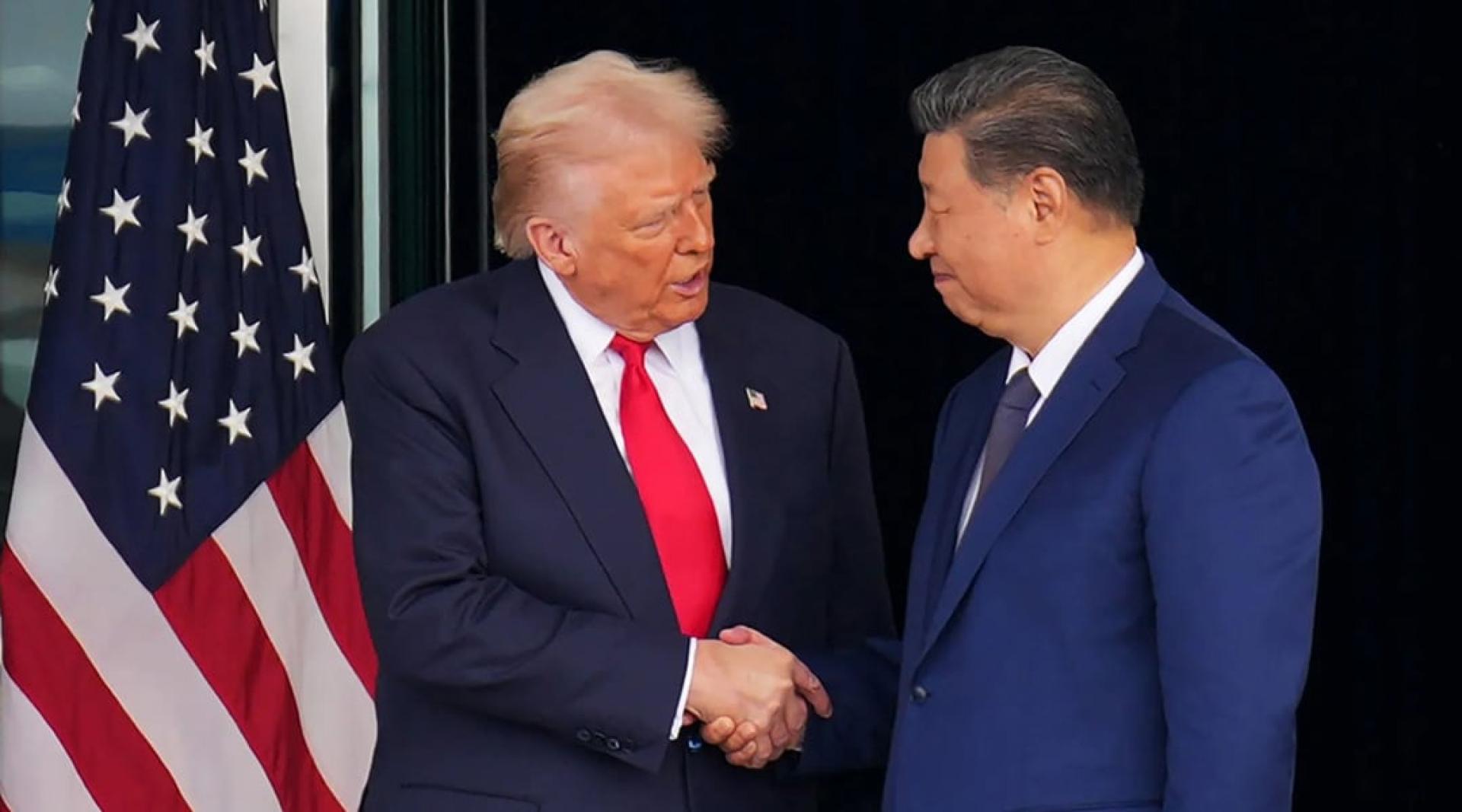 美国总统特朗普和中国国家主席习近平于10月30日在韩国釜山会晤结束后离开时交谈。