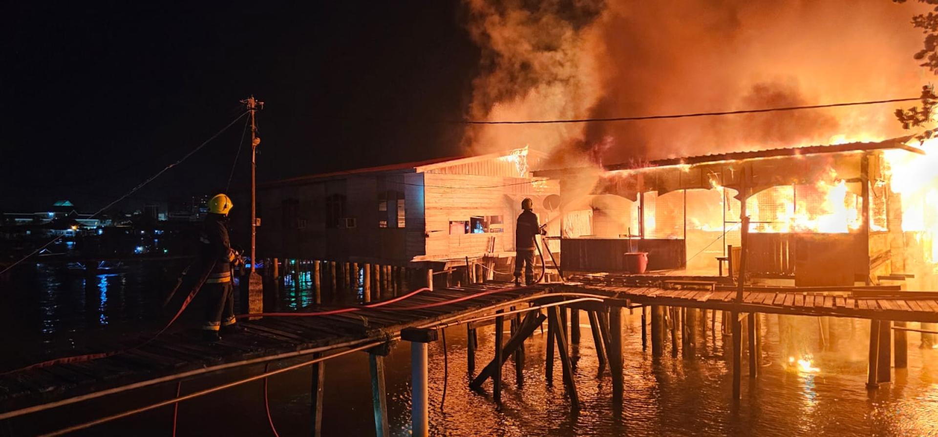 消拯员进行扑灭火患